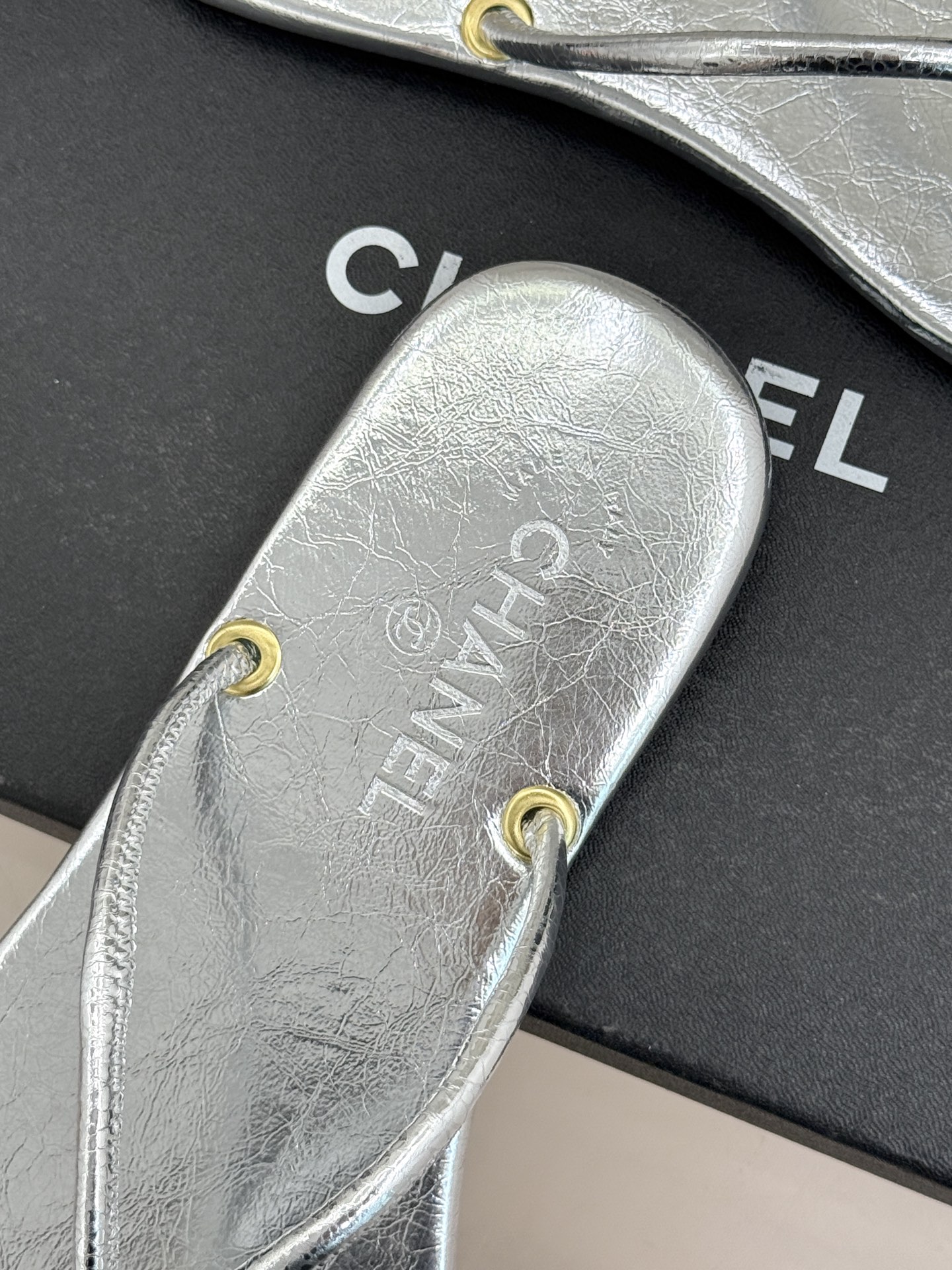 CHANE*｜小香26S双C极简度假风人字拖鞋赴一场海岸与日光的约会以极简笔触 书写度假奢雅新章。利落夹