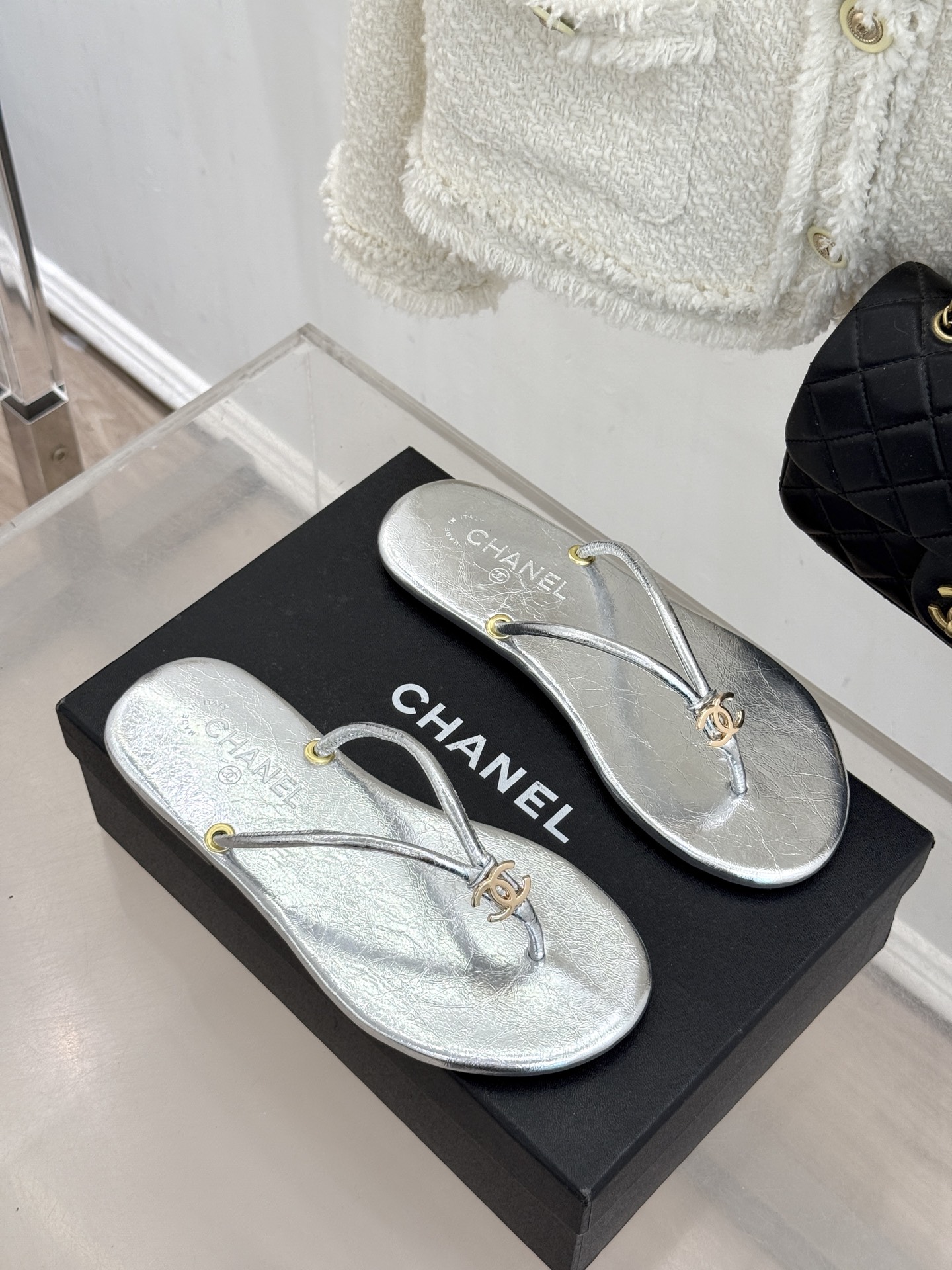 CHANE*｜小香26S双C极简度假风人字拖鞋赴一场海岸与日光的约会以极简笔触 书写度假奢雅新章。利落夹