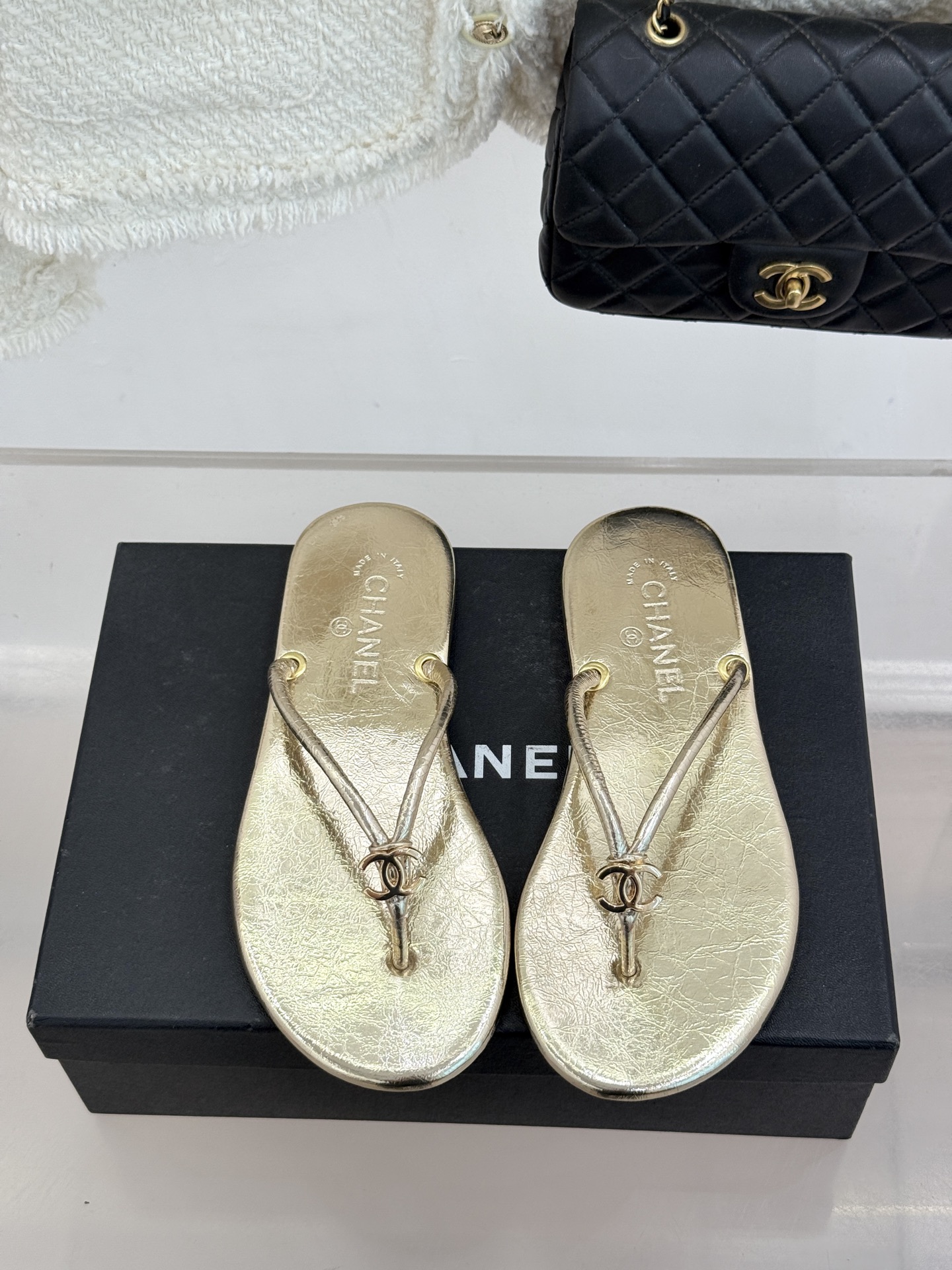 CHANE*｜小香26S双C极简度假风人字拖鞋赴一场海岸与日光的约会以极简笔触 书写度假奢雅新章。利落夹