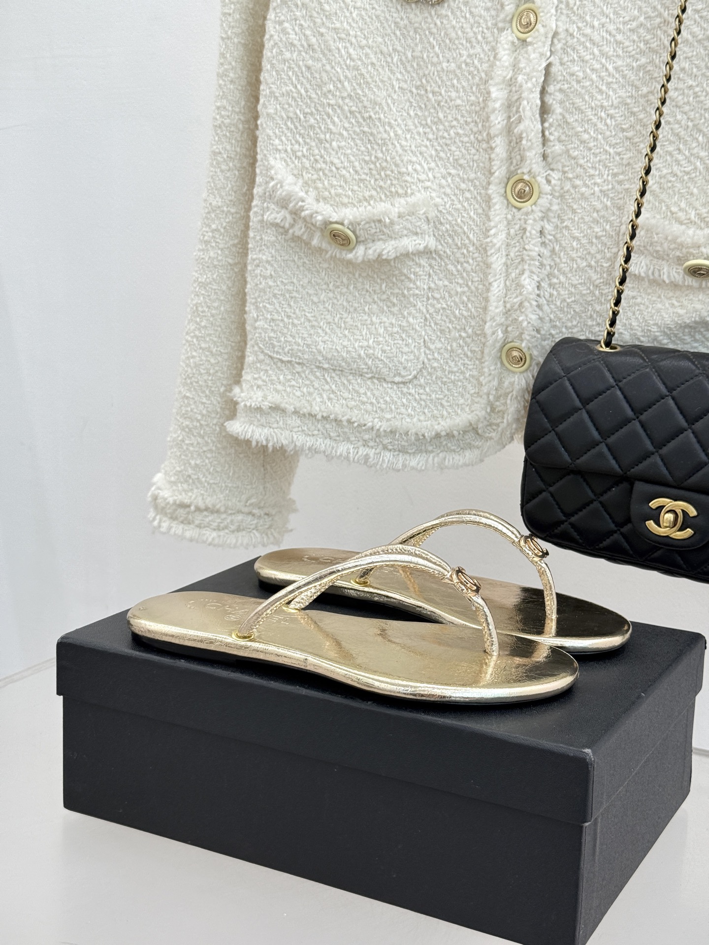 CHANE*｜小香26S双C极简度假风人字拖鞋赴一场海岸与日光的约会以极简笔触 书写度假奢雅新章。利落夹