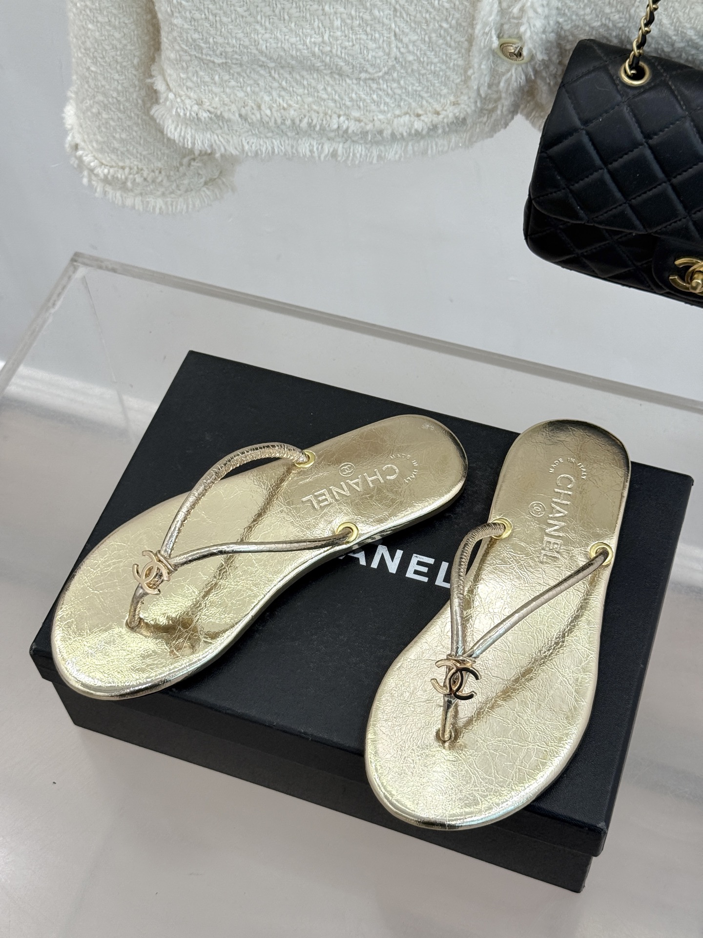 CHANE*｜小香26S双C极简度假风人字拖鞋赴一场海岸与日光的约会以极简笔触 书写度假奢雅新章。利落夹