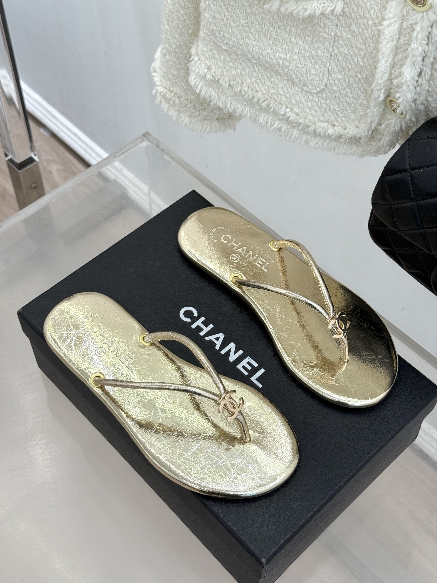 CHANE*｜小香26S双C极简度假风人字拖鞋赴一场海岸与日光的约会以极简笔触 书写度假奢雅新章。利落夹