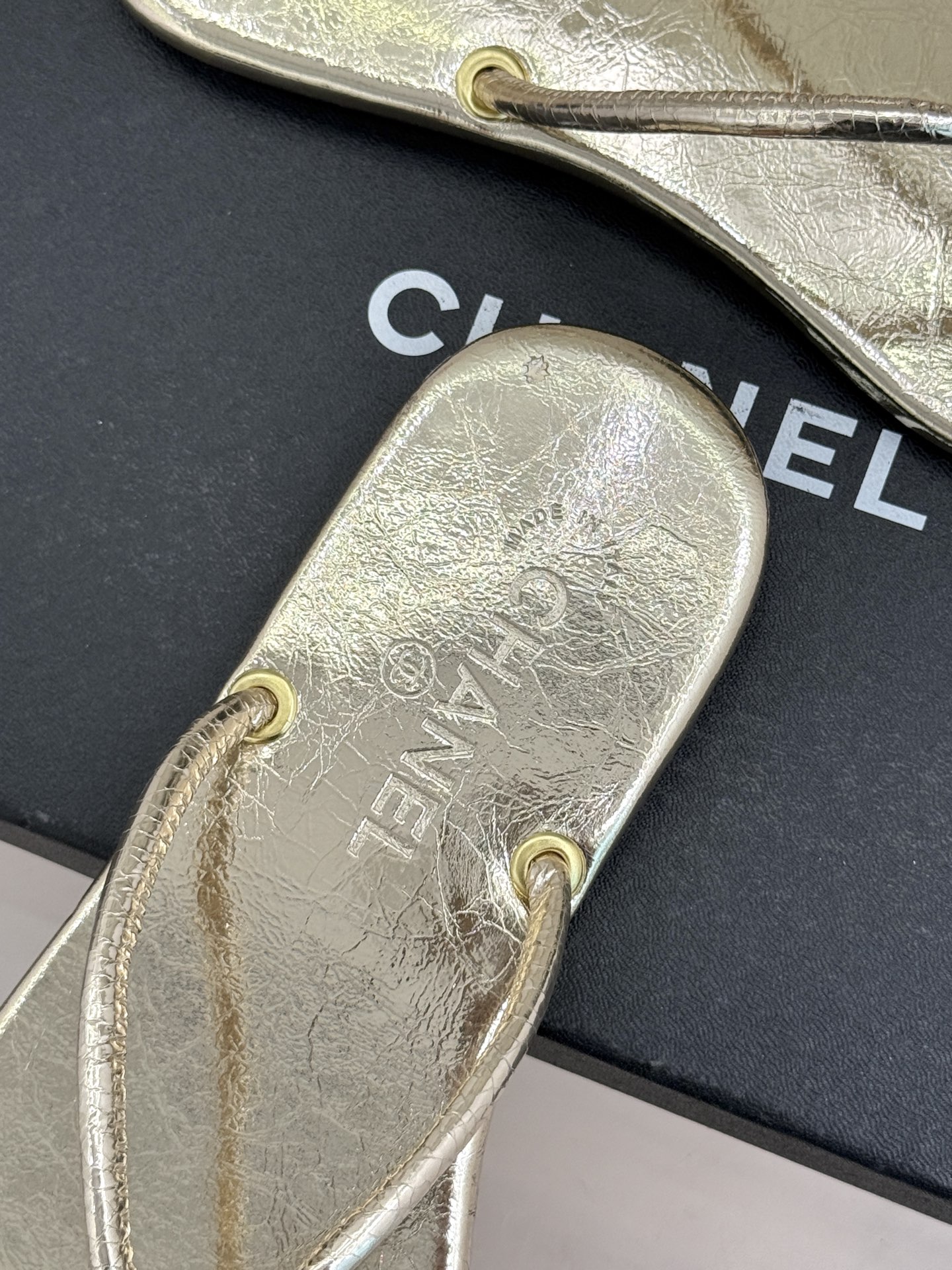 CHANE*｜小香26S双C极简度假风人字拖鞋赴一场海岸与日光的约会以极简笔触 书写度假奢雅新章。利落夹