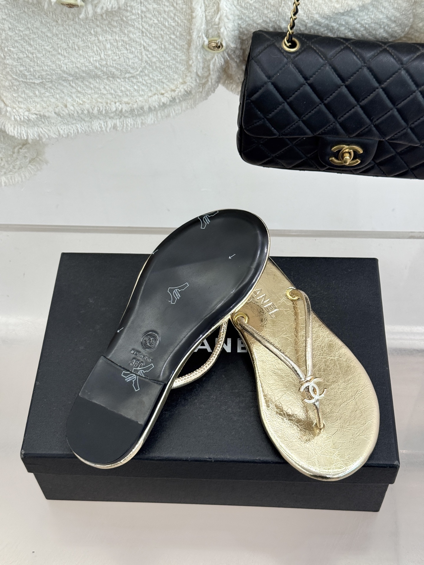 CHANE*｜小香26S双C极简度假风人字拖鞋赴一场海岸与日光的约会以极简笔触 书写度假奢雅新章。利落夹