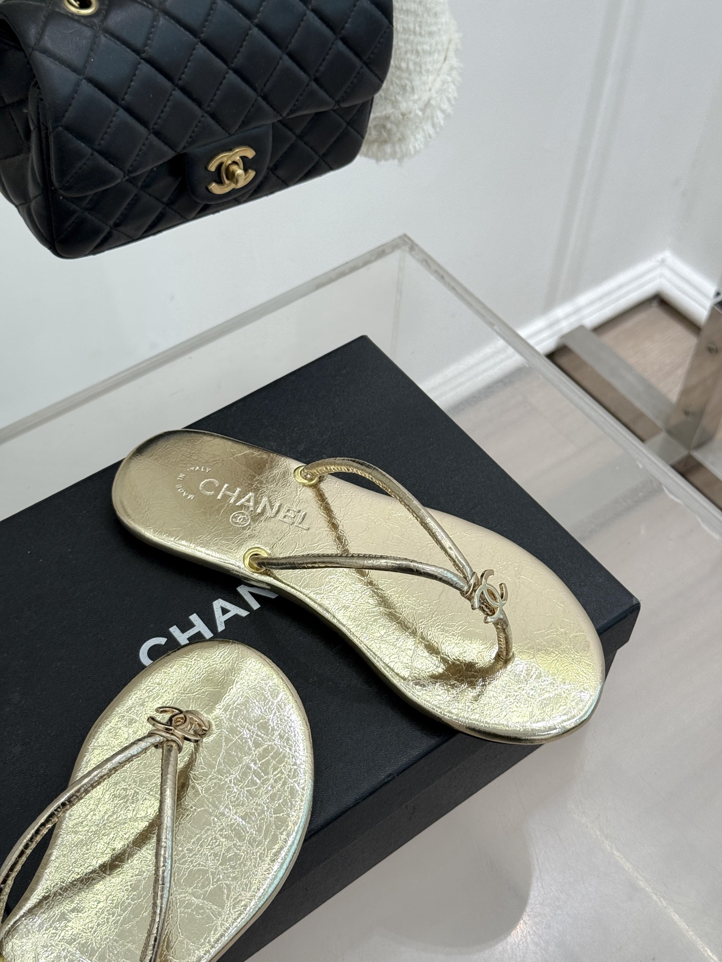 CHANE*｜小香26S双C极简度假风人字拖鞋赴一场海岸与日光的约会以极简笔触 书写度假奢雅新章。利落夹