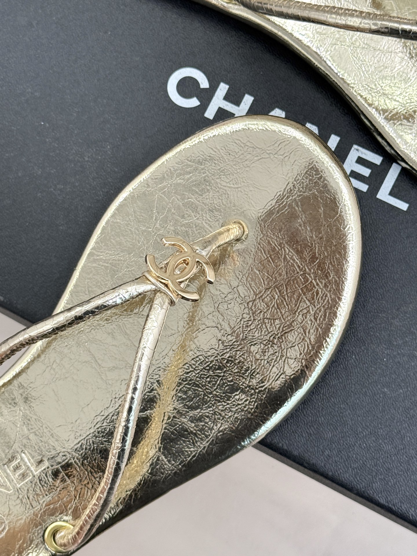 CHANE*｜小香26S双C极简度假风人字拖鞋赴一场海岸与日光的约会以极简笔触 书写度假奢雅新章。利落夹