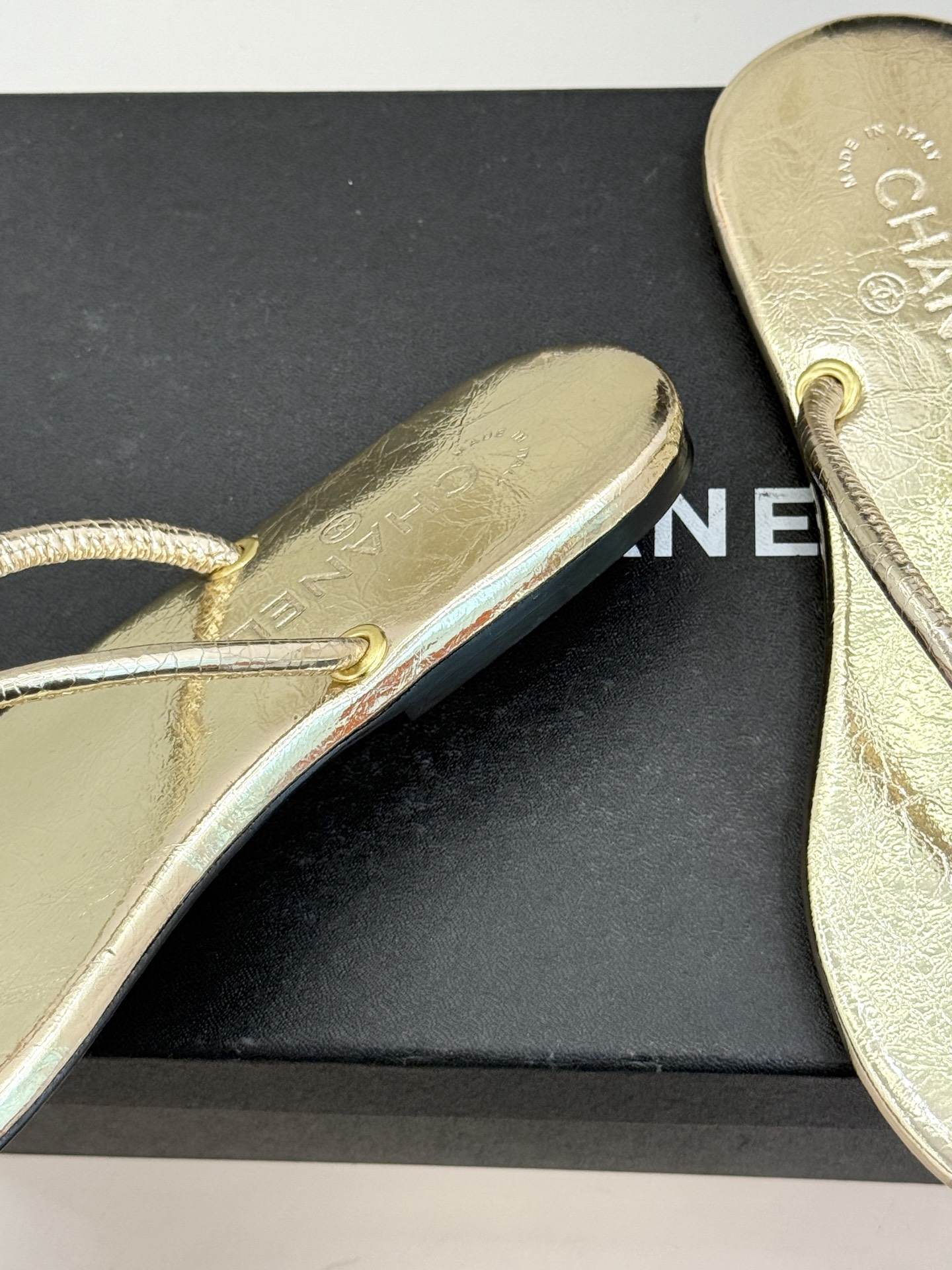 CHANE*｜小香26S双C极简度假风人字拖鞋赴一场海岸与日光的约会以极简笔触 书写度假奢雅新章。利落夹