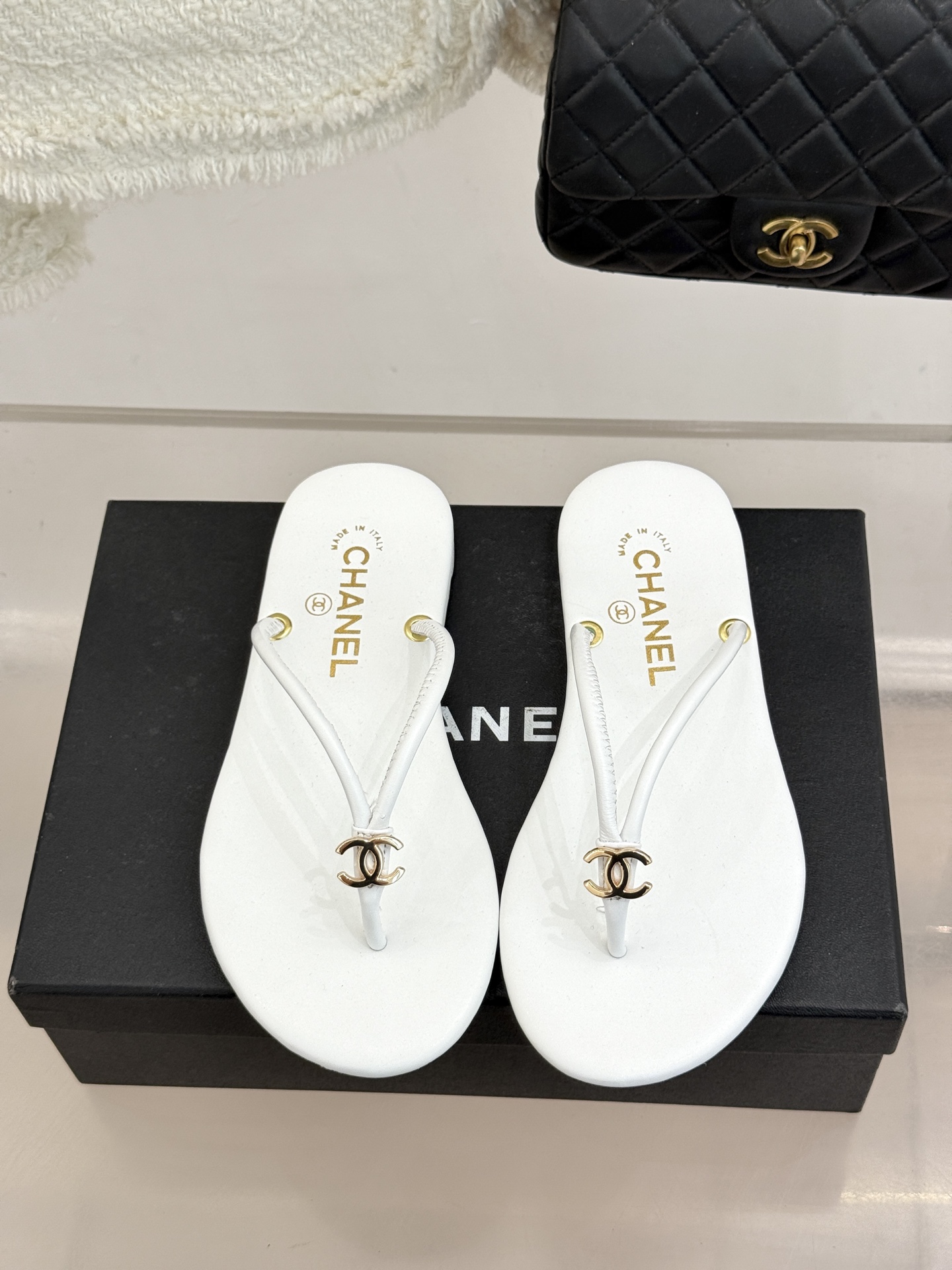 CHANE*｜小香26S双C极简度假风人字拖鞋赴一场海岸与日光的约会以极简笔触 书写度假奢雅新章。利落夹