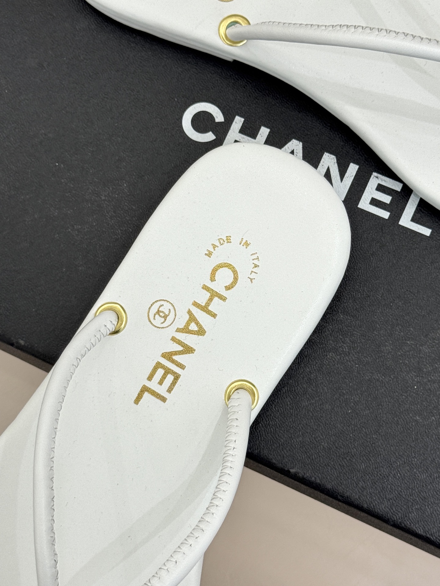 CHANE*｜小香26S双C极简度假风人字拖鞋赴一场海岸与日光的约会以极简笔触 书写度假奢雅新章。利落夹