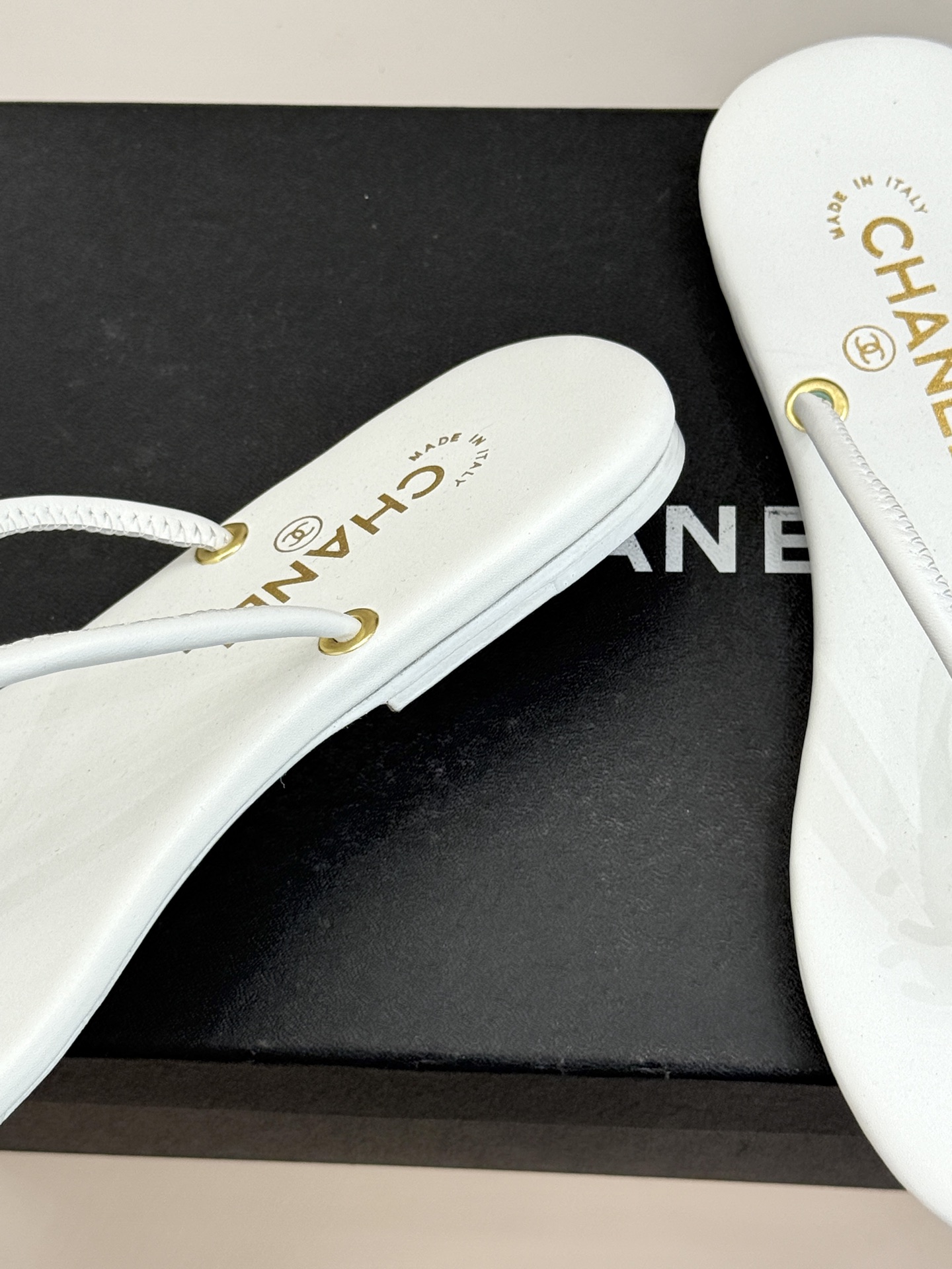 CHANE*｜小香26S双C极简度假风人字拖鞋赴一场海岸与日光的约会以极简笔触 书写度假奢雅新章。利落夹