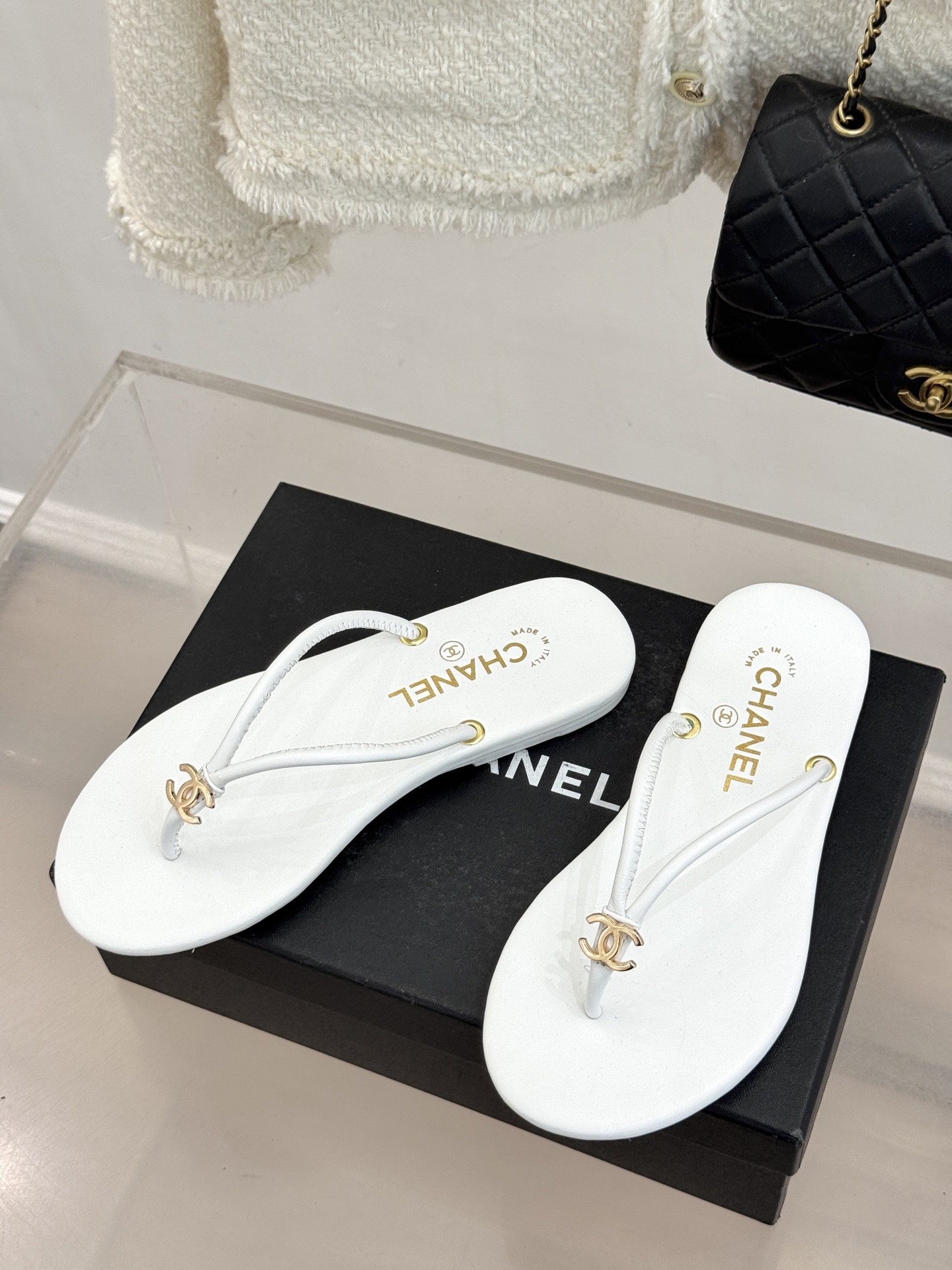 CHANE*｜小香26S双C极简度假风人字拖鞋赴一场海岸与日光的约会以极简笔触 书写度假奢雅新章。利落夹