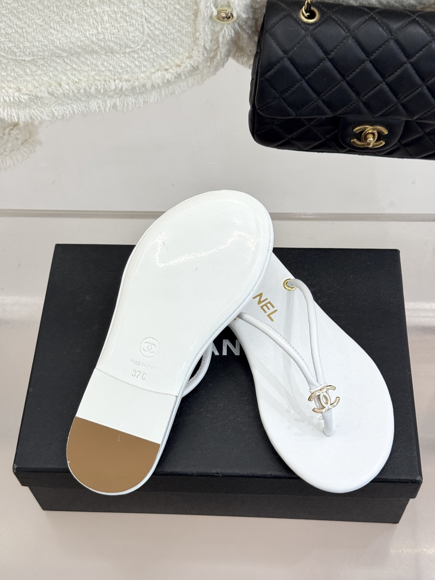 CHANE*｜小香26S双C极简度假风人字拖鞋赴一场海岸与日光的约会以极简笔触 书写度假奢雅新章。利落夹