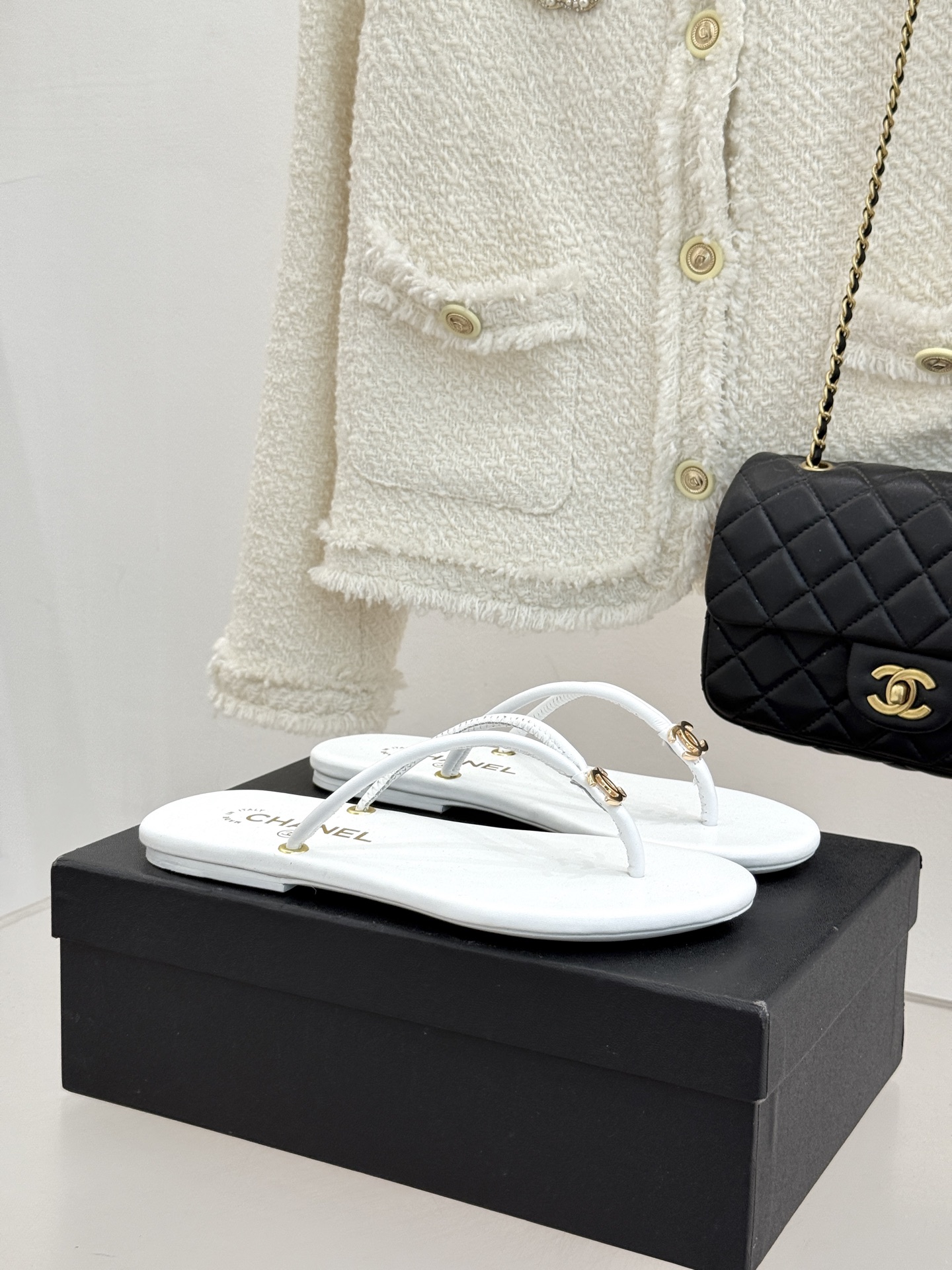 CHANE*｜小香26S双C极简度假风人字拖鞋赴一场海岸与日光的约会以极简笔触 书写度假奢雅新章。利落夹