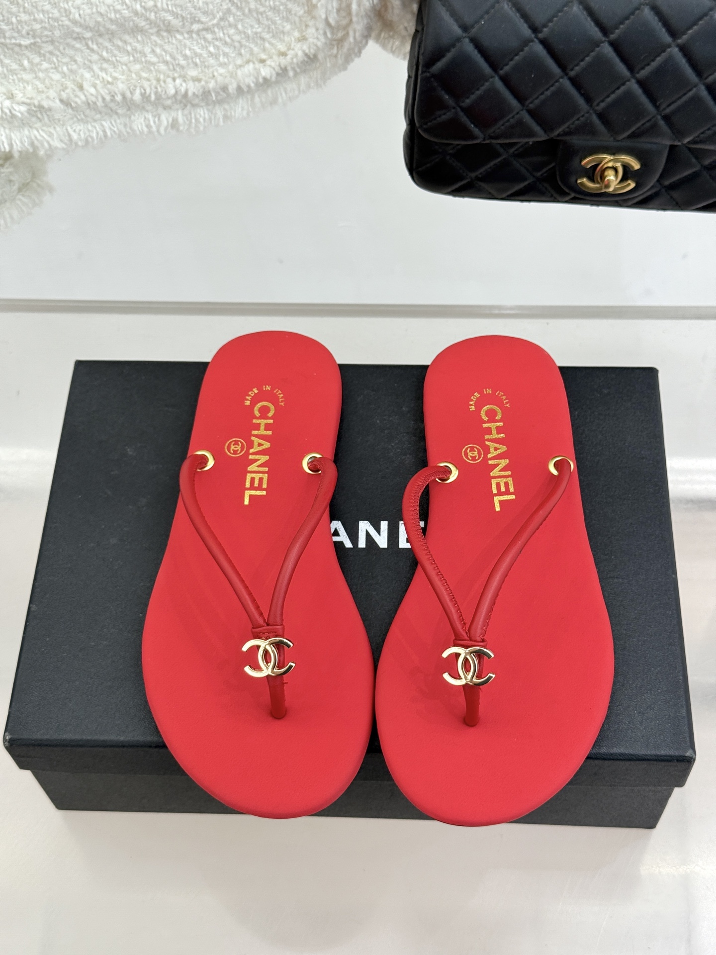 CHANE*｜小香26S双C极简度假风人字拖鞋赴一场海岸与日光的约会以极简笔触 书写度假奢雅新章。利落夹