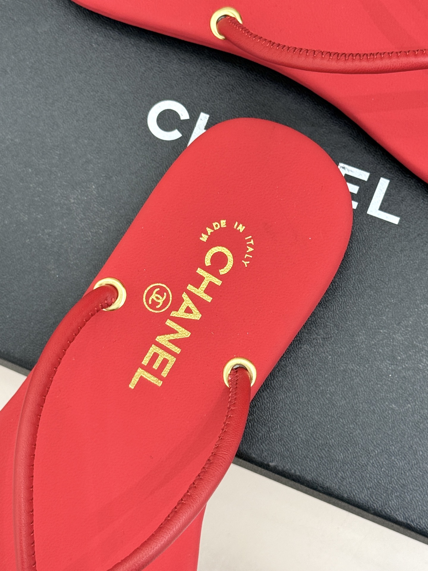 CHANE*｜小香26S双C极简度假风人字拖鞋赴一场海岸与日光的约会以极简笔触 书写度假奢雅新章。利落夹