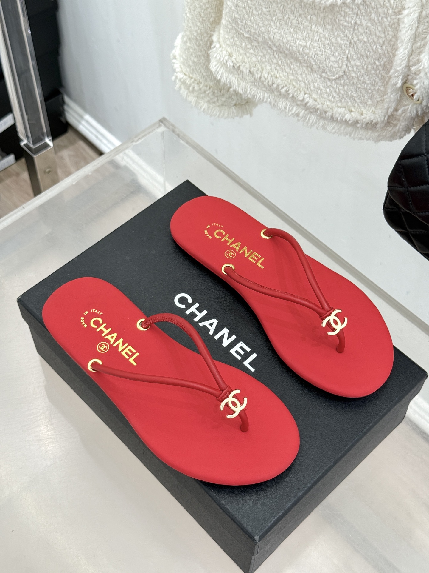 CHANE*｜小香26S双C极简度假风人字拖鞋赴一场海岸与日光的约会以极简笔触 书写度假奢雅新章。利落夹