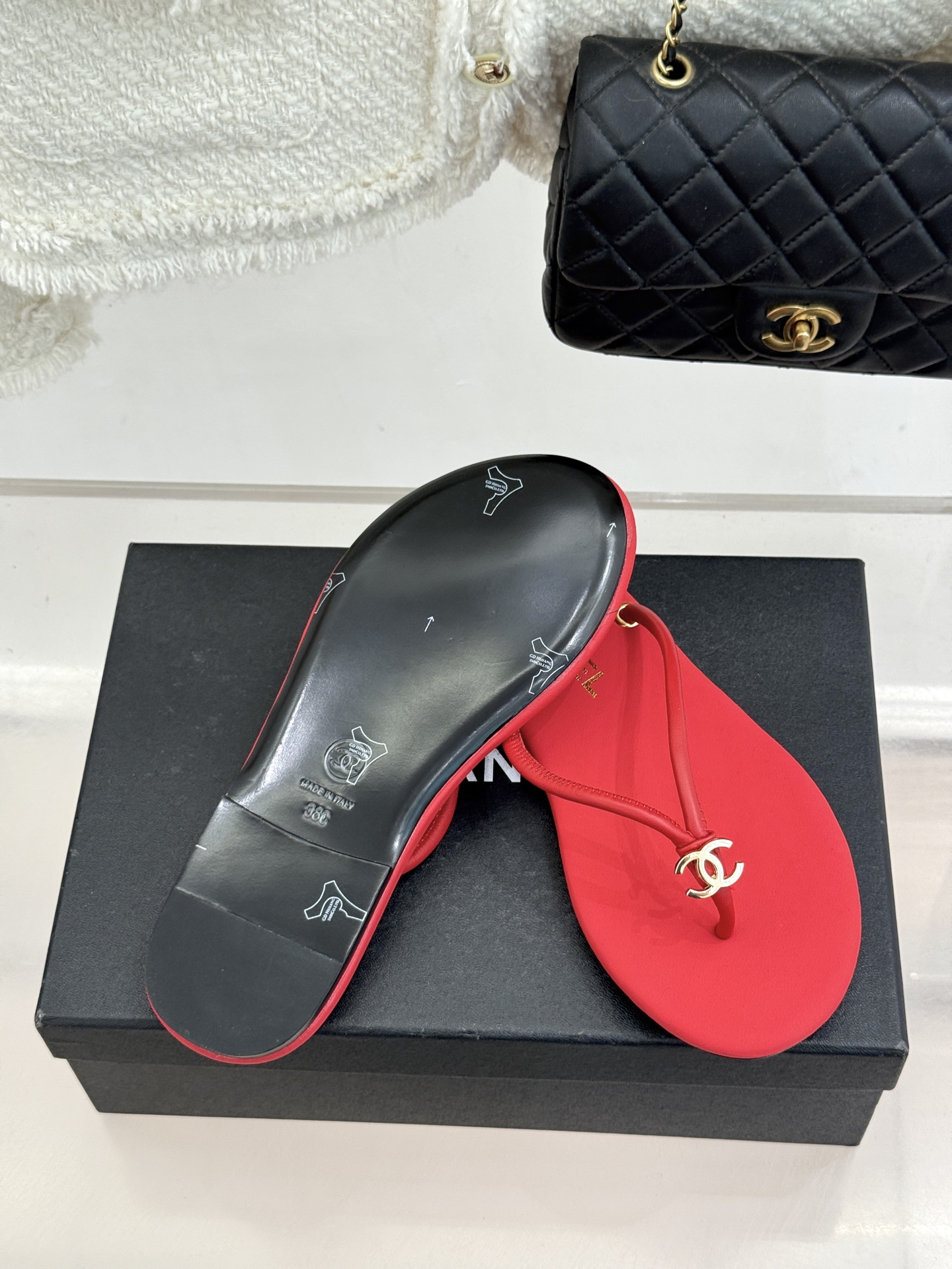 CHANE*｜小香26S双C极简度假风人字拖鞋赴一场海岸与日光的约会以极简笔触 书写度假奢雅新章。利落夹