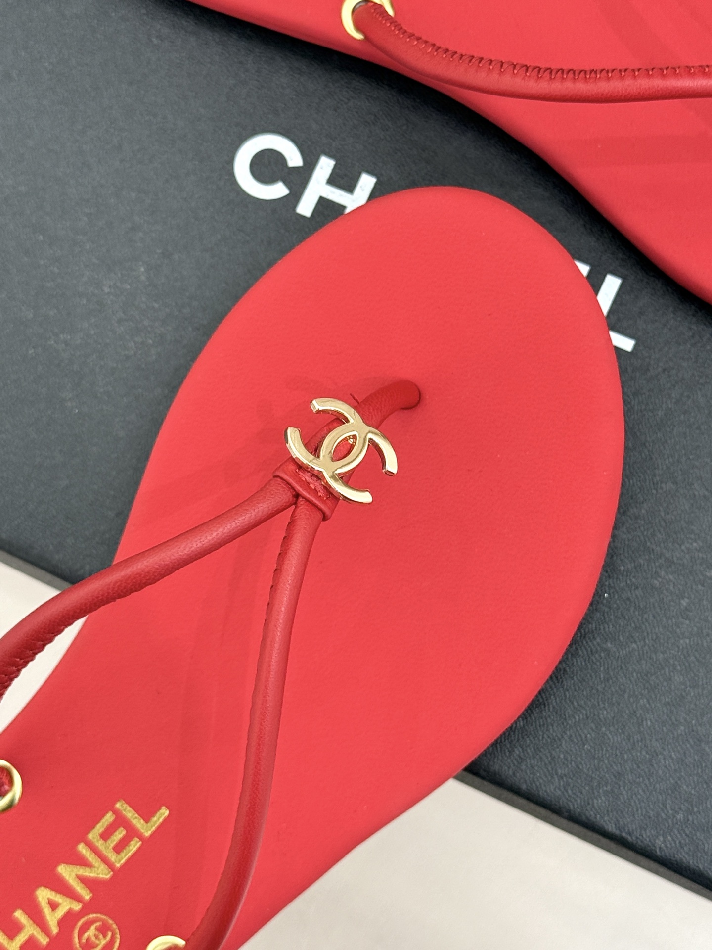 CHANE*｜小香26S双C极简度假风人字拖鞋赴一场海岸与日光的约会以极简笔触 书写度假奢雅新章。利落夹