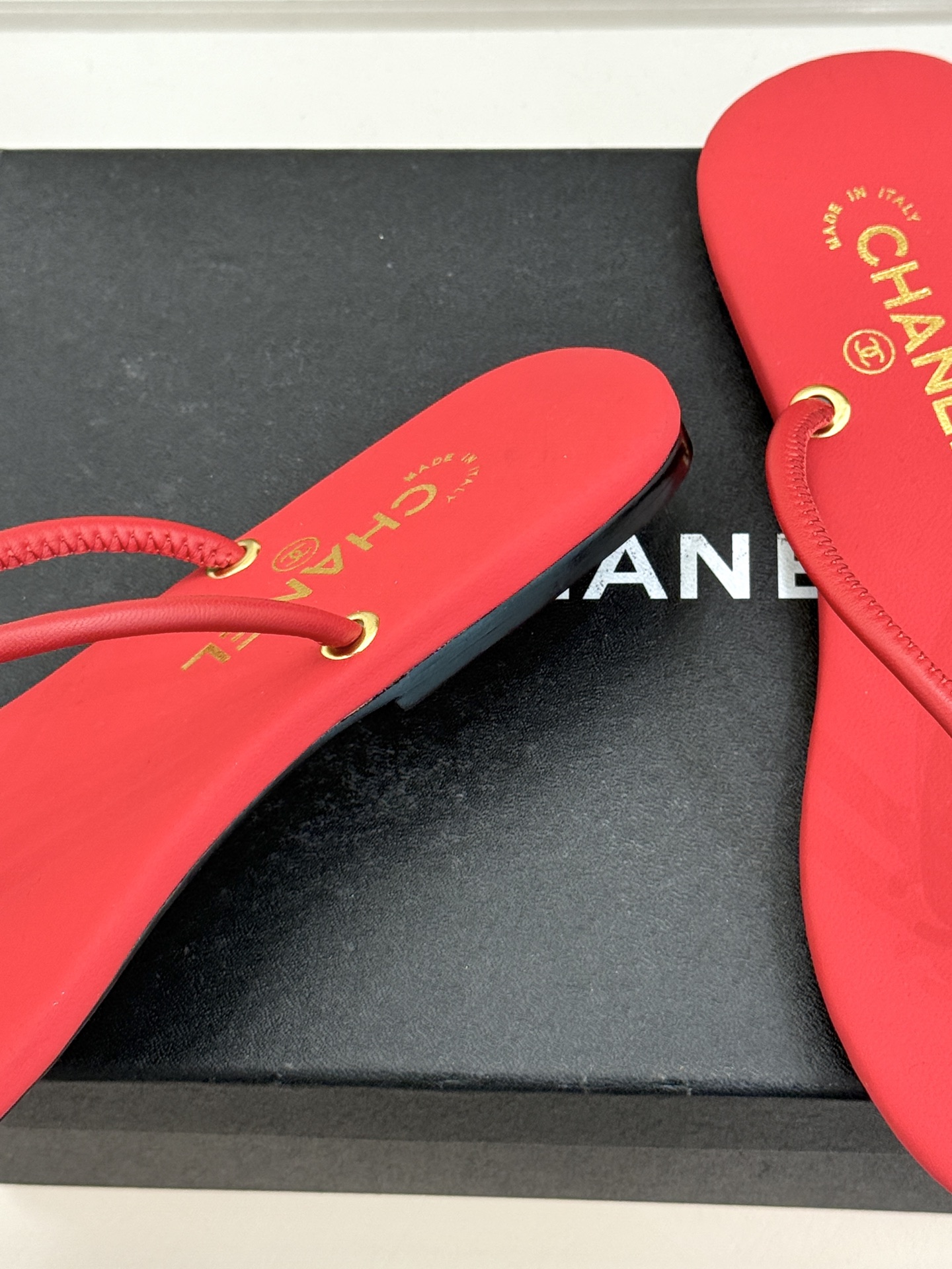 CHANE*｜小香26S双C极简度假风人字拖鞋赴一场海岸与日光的约会以极简笔触 书写度假奢雅新章。利落夹