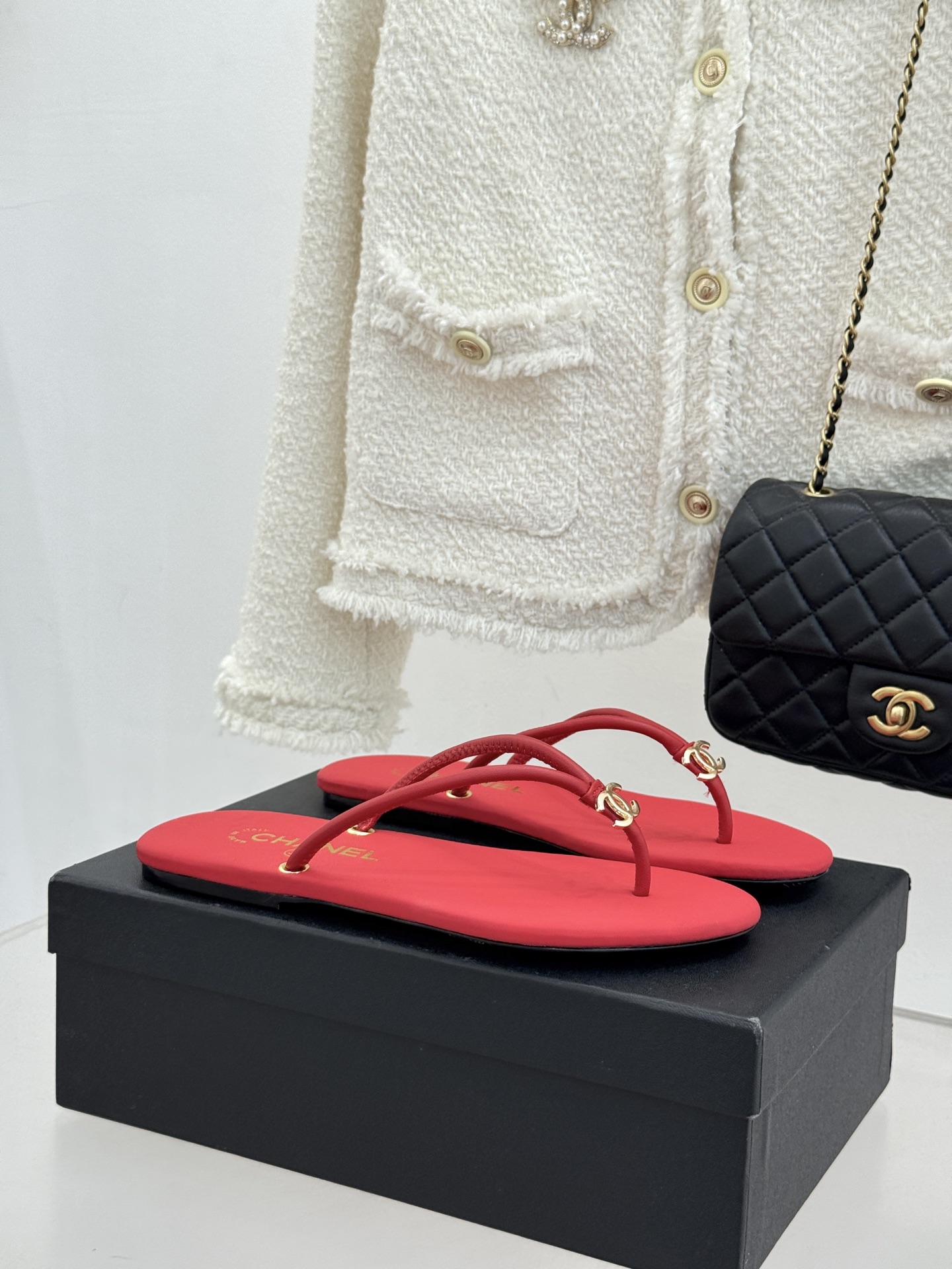 CHANE*｜小香26S双C极简度假风人字拖鞋赴一场海岸与日光的约会以极简笔触 书写度假奢雅新章。利落夹