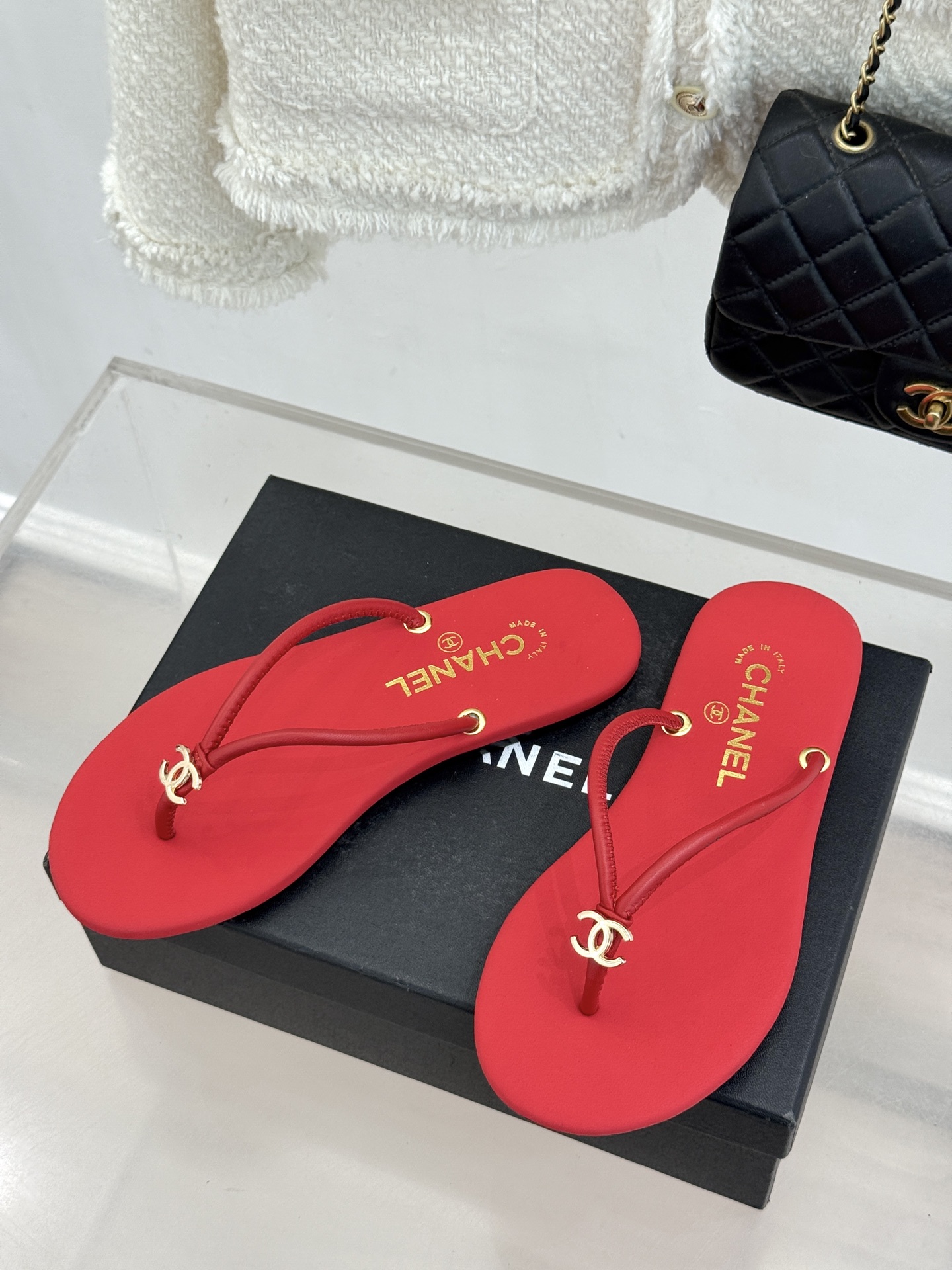 CHANE*｜小香26S双C极简度假风人字拖鞋赴一场海岸与日光的约会以极简笔触 书写度假奢雅新章。利落夹