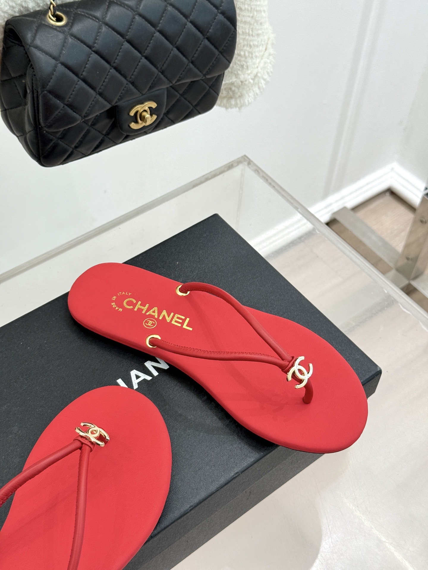 CHANE*｜小香26S双C极简度假风人字拖鞋赴一场海岸与日光的约会以极简笔触 书写度假奢雅新章。利落夹