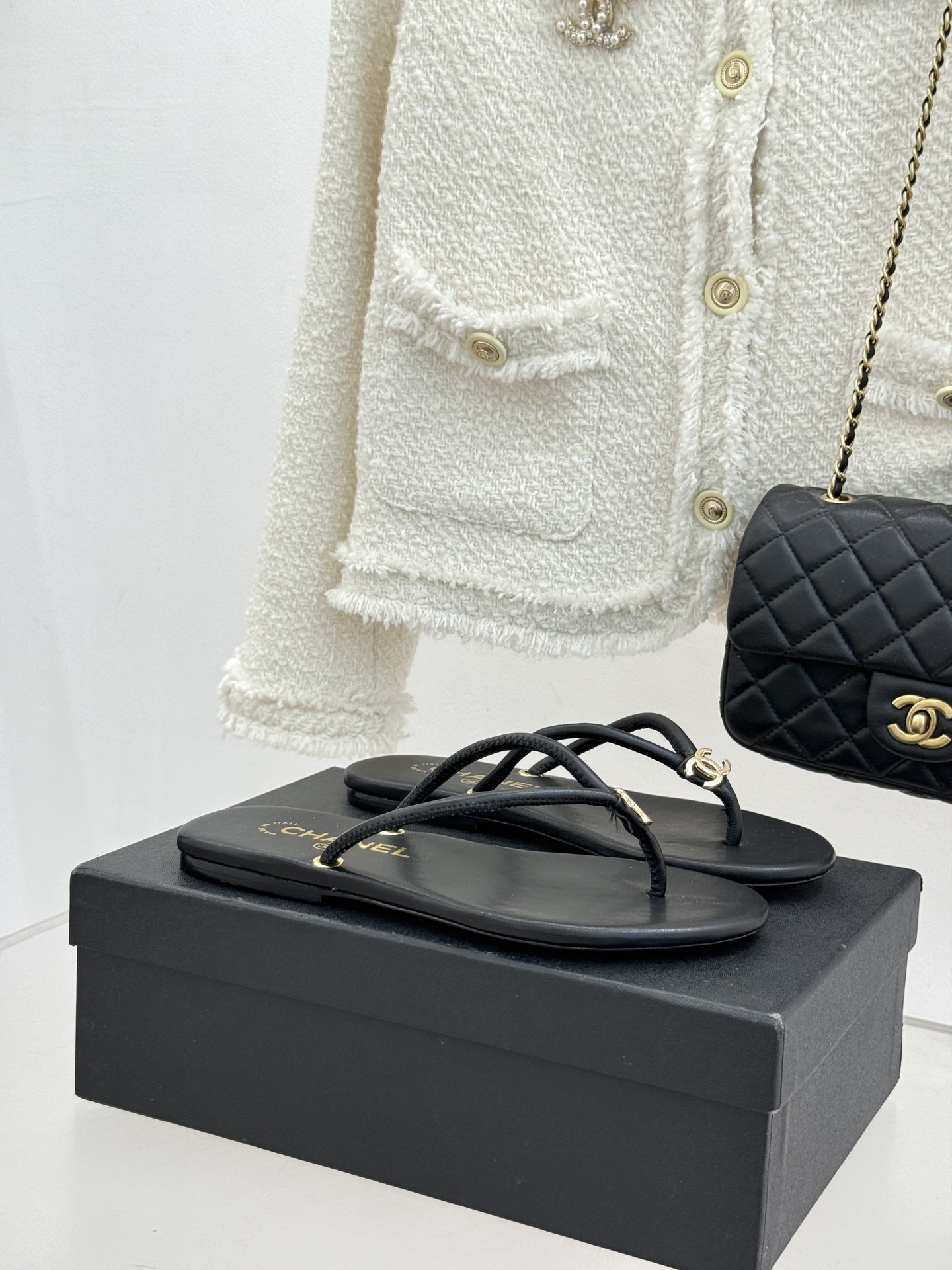 CHANE*｜小香26S双C极简度假风人字拖鞋赴一场海岸与日光的约会以极简笔触 书写度假奢雅新章。利落夹