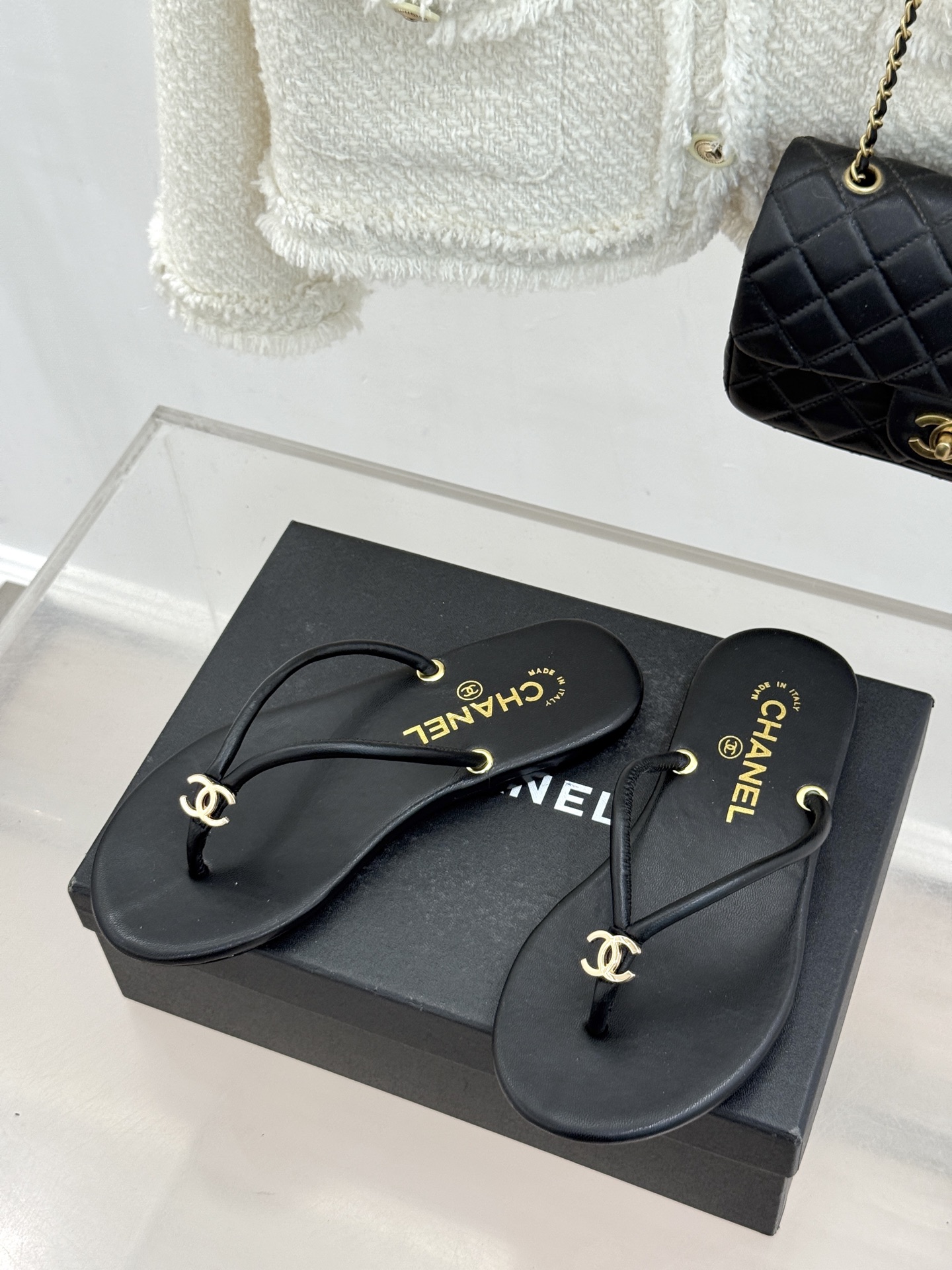 CHANE*｜小香26S双C极简度假风人字拖鞋赴一场海岸与日光的约会以极简笔触 书写度假奢雅新章。利落夹