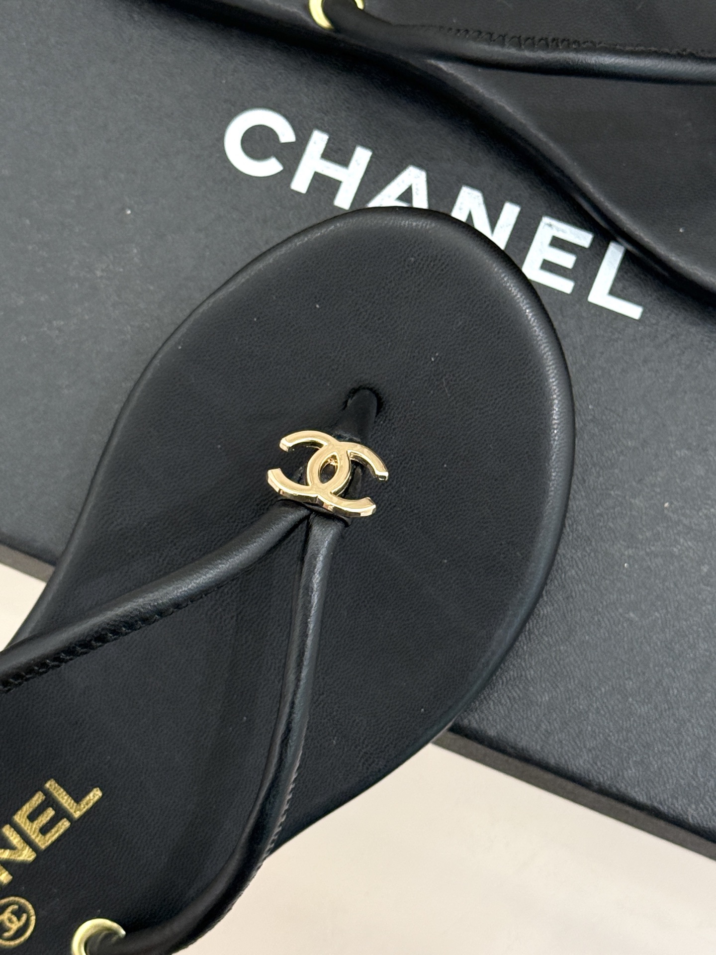 CHANE*｜小香26S双C极简度假风人字拖鞋赴一场海岸与日光的约会以极简笔触 书写度假奢雅新章。利落夹