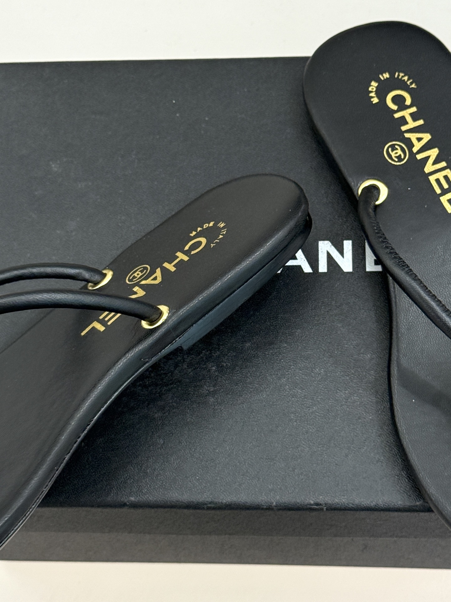CHANE*｜小香26S双C极简度假风人字拖鞋赴一场海岸与日光的约会以极简笔触 书写度假奢雅新章。利落夹