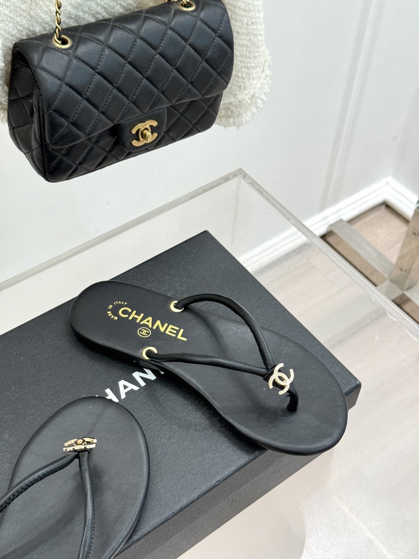 CHANE*｜小香26S双C极简度假风人字拖鞋赴一场海岸与日光的约会以极简笔触 书写度假奢雅新章。利落夹