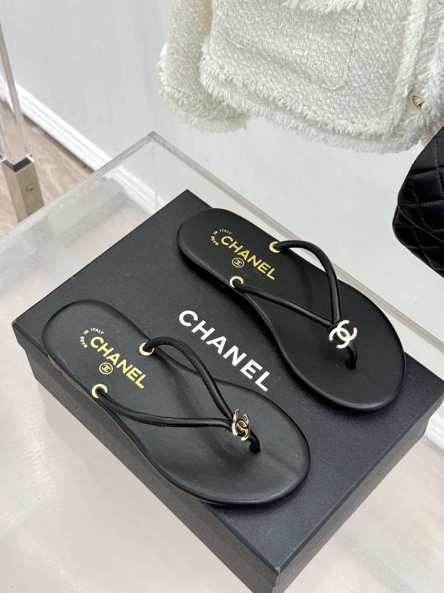 CHANE*｜小香26S双C极简度假风人字拖鞋赴一场海岸与日光的约会以极简笔触 书写度假奢雅新章。利落夹