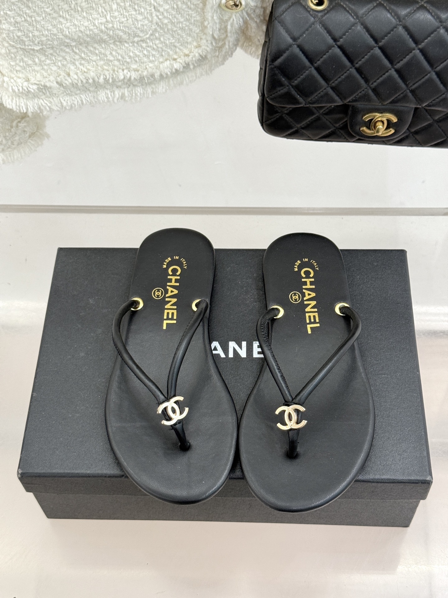 CHANE*｜小香26S双C极简度假风人字拖鞋赴一场海岸与日光的约会以极简笔触 书写度假奢雅新章。利落夹