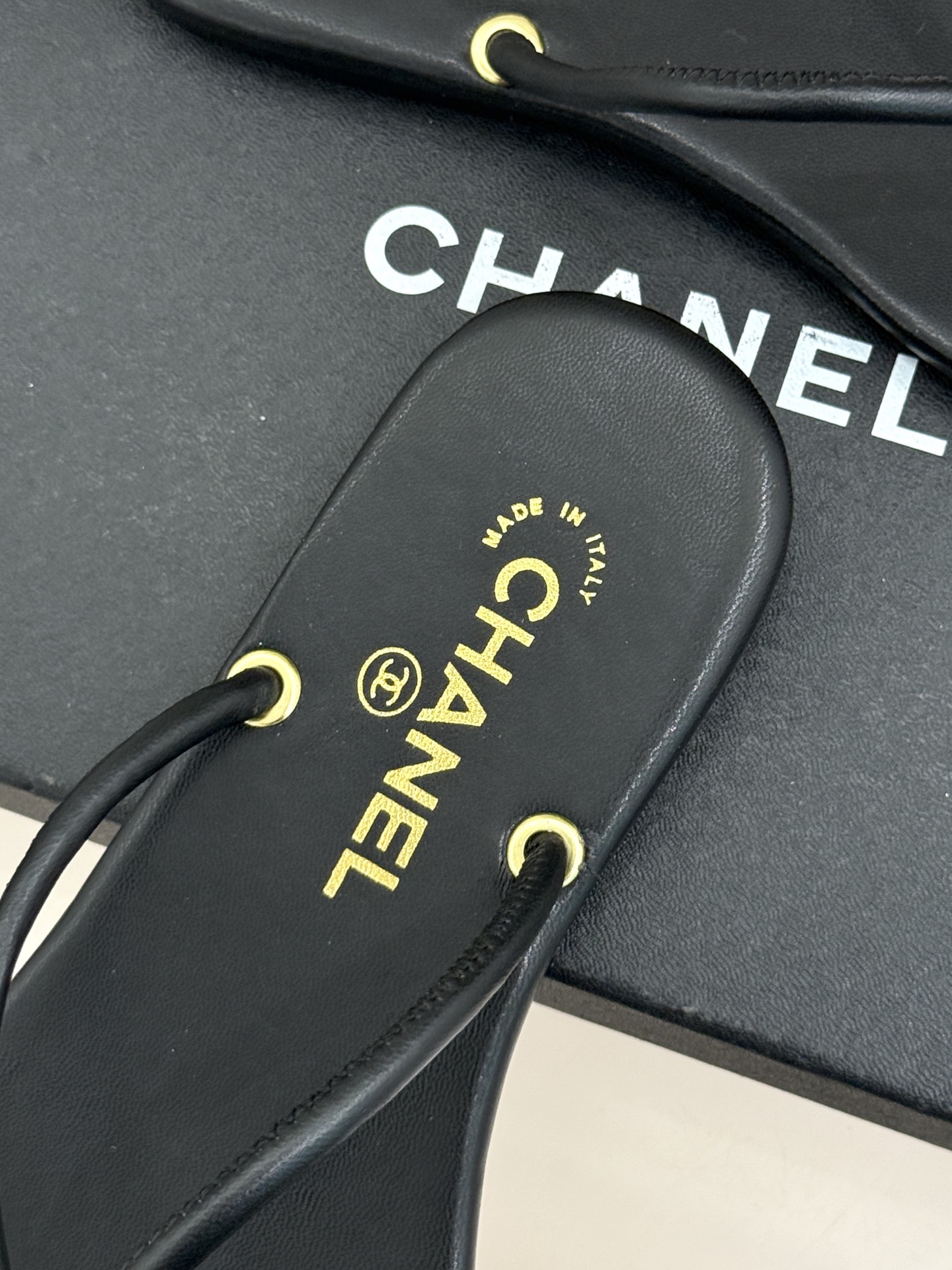 CHANE*｜小香26S双C极简度假风人字拖鞋赴一场海岸与日光的约会以极简笔触 书写度假奢雅新章。利落夹