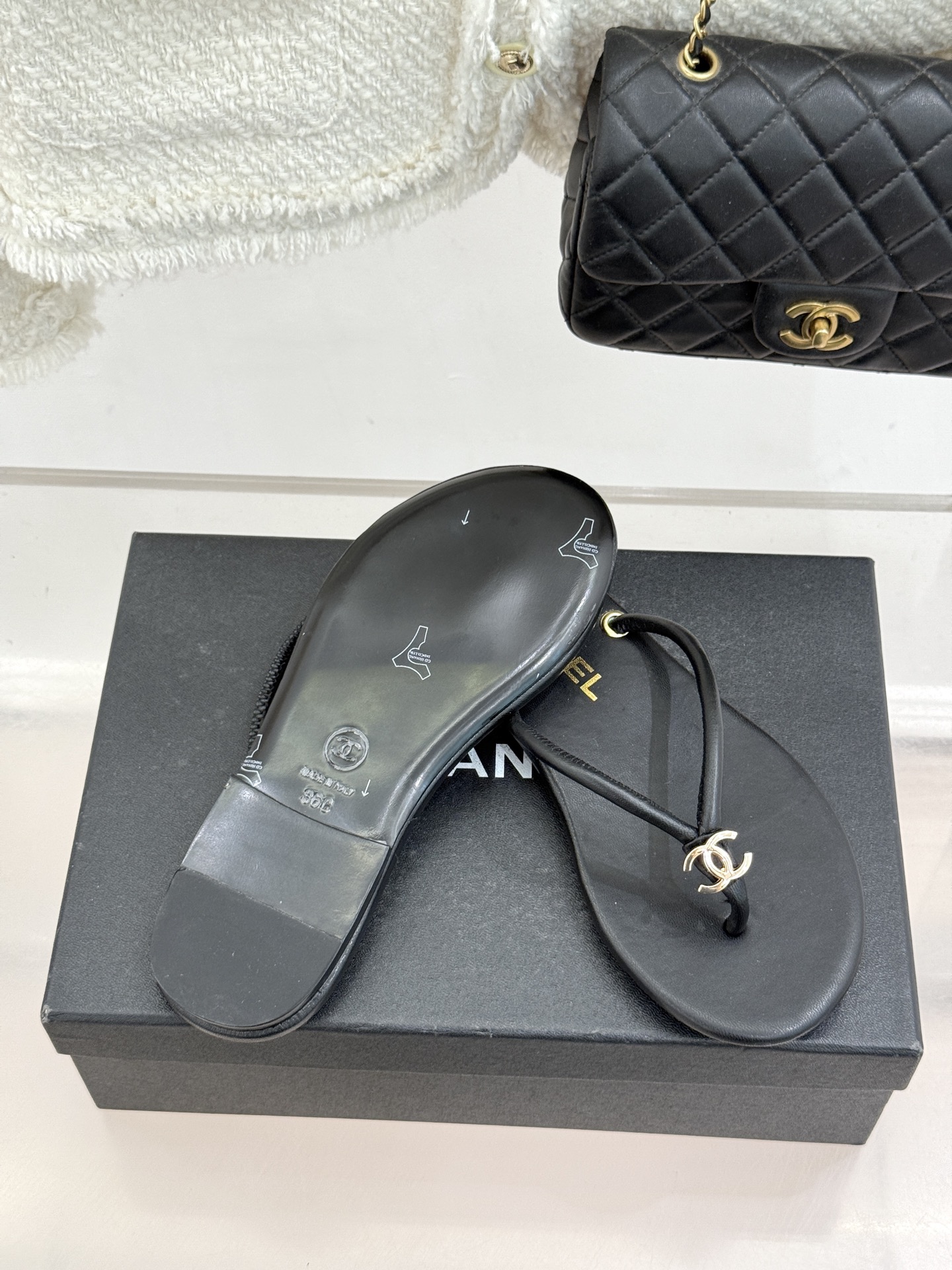 CHANE*｜小香26S双C极简度假风人字拖鞋赴一场海岸与日光的约会以极简笔触 书写度假奢雅新章。利落夹