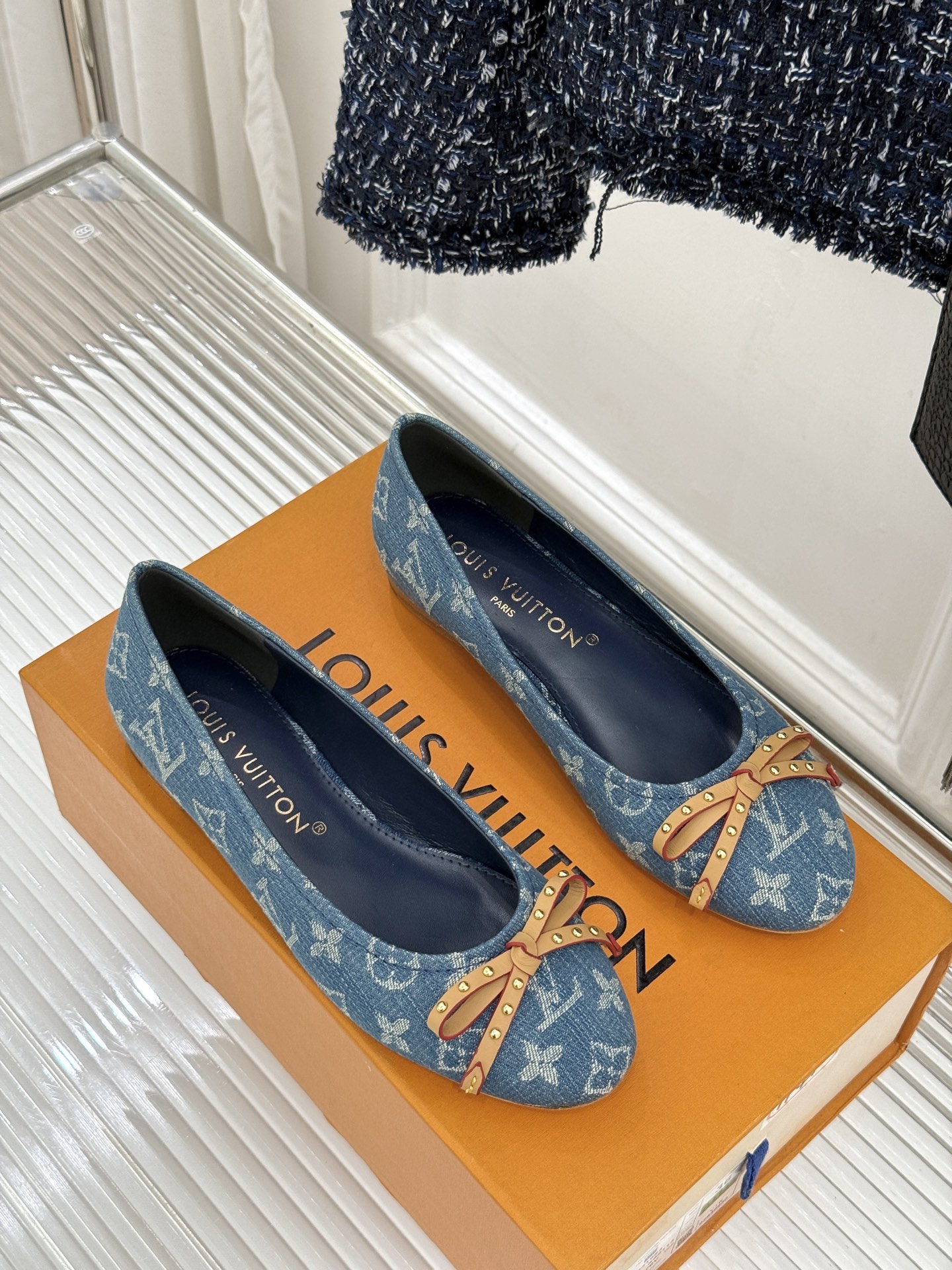 L*V驴家经典老花蝴蝶结芭蕾舞鞋以芭蕾韵律 续写LV经典传奇。将品牌标志性老花与蝴蝶结精妙融合重塑法式优