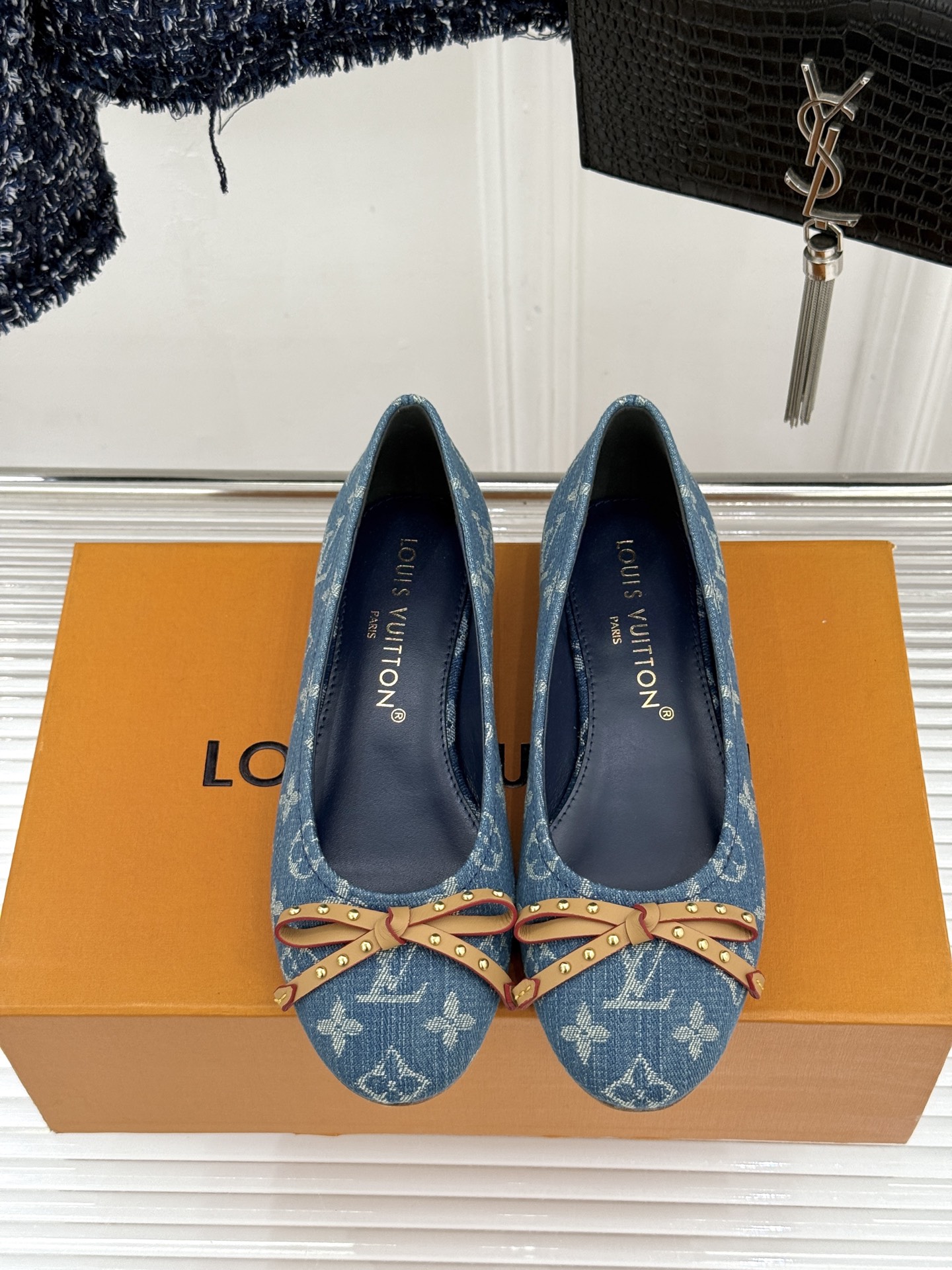 L*V驴家经典老花蝴蝶结芭蕾舞鞋以芭蕾韵律 续写LV经典传奇。将品牌标志性老花与蝴蝶结精妙融合重塑法式优