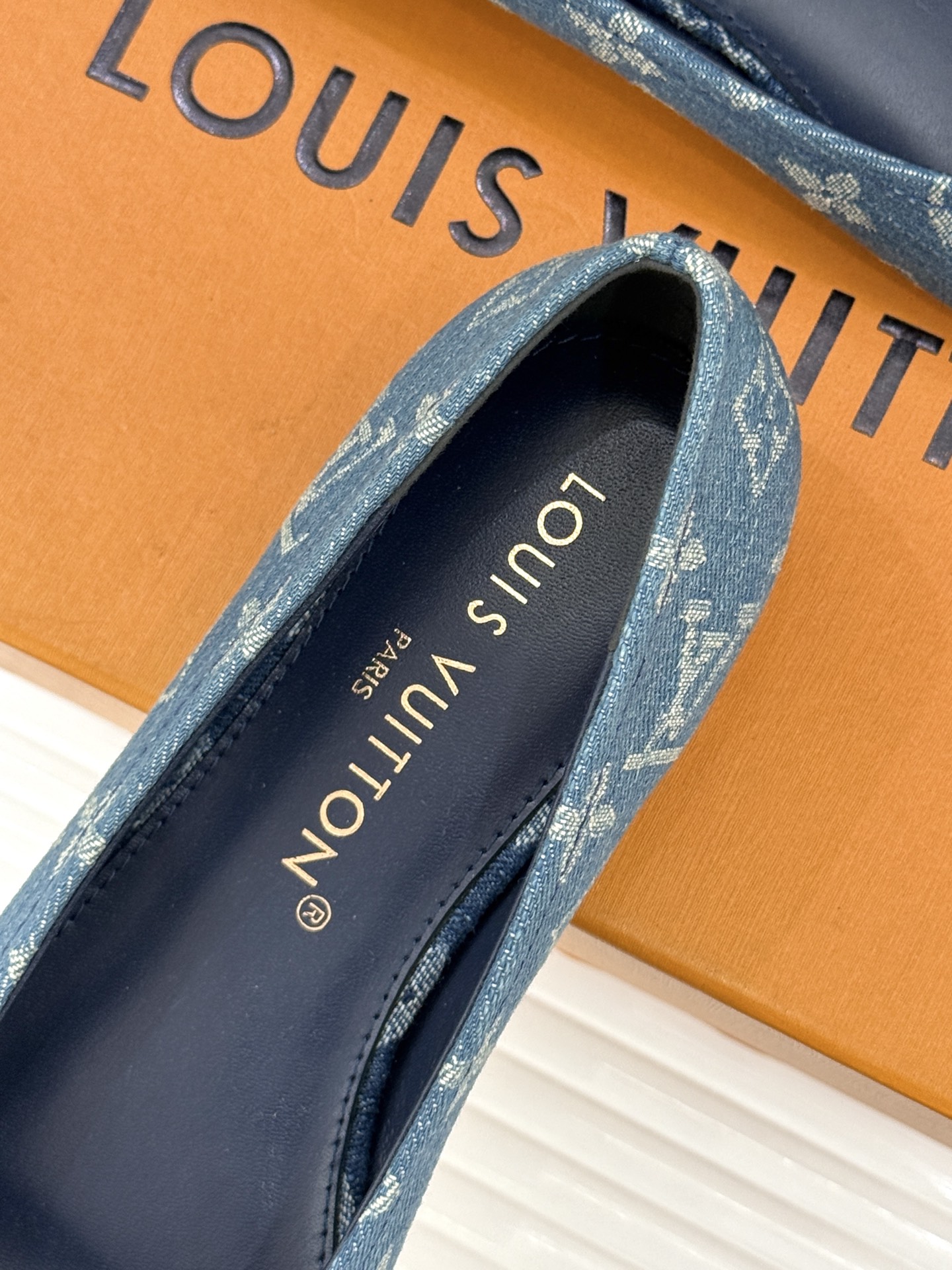 L*V驴家经典老花蝴蝶结芭蕾舞鞋以芭蕾韵律 续写LV经典传奇。将品牌标志性老花与蝴蝶结精妙融合重塑法式优