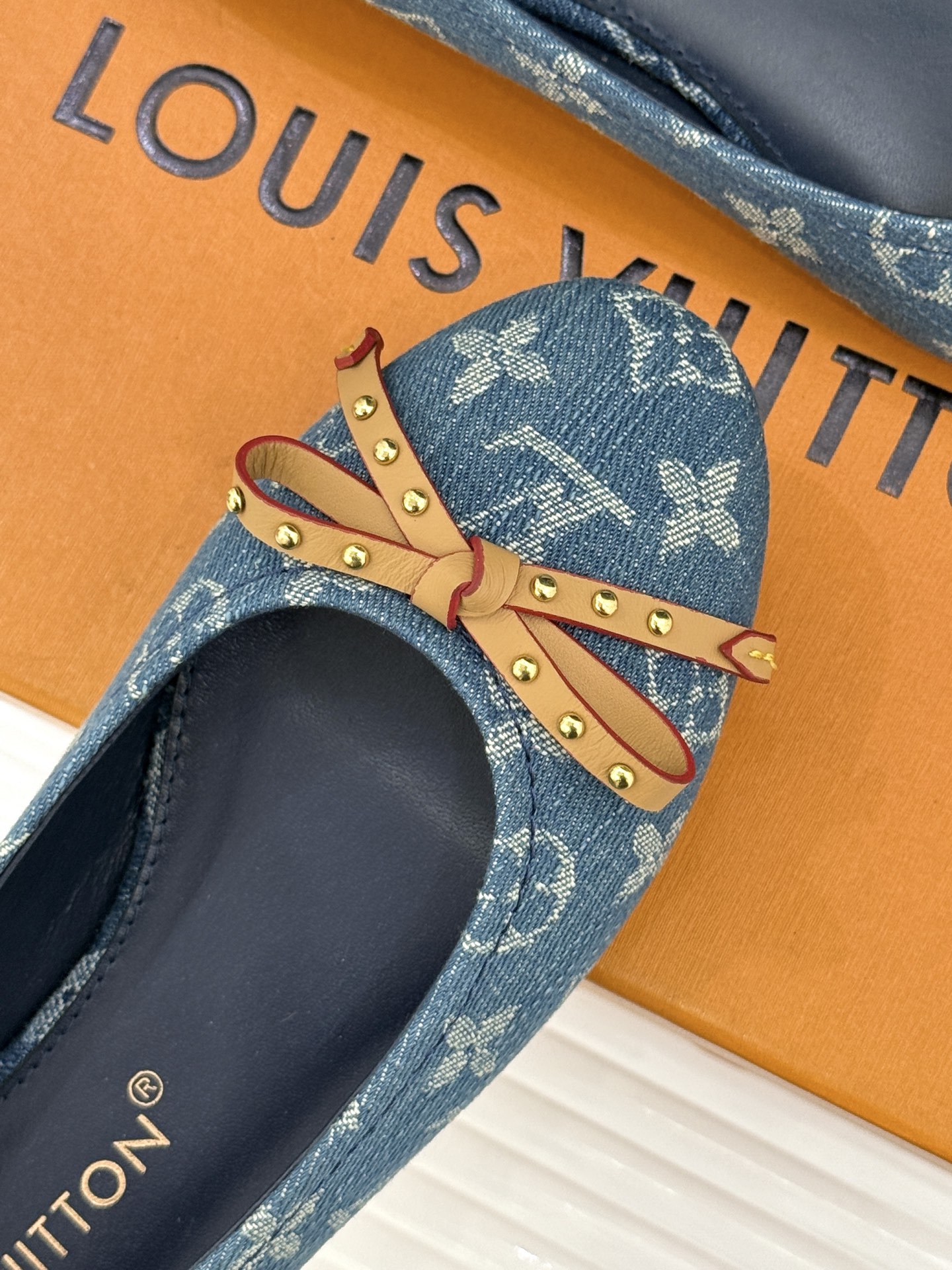 L*V驴家经典老花蝴蝶结芭蕾舞鞋以芭蕾韵律 续写LV经典传奇。将品牌标志性老花与蝴蝶结精妙融合重塑法式优