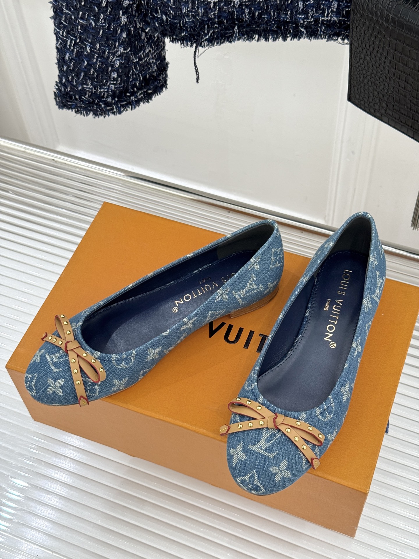 L*V驴家经典老花蝴蝶结芭蕾舞鞋以芭蕾韵律 续写LV经典传奇。将品牌标志性老花与蝴蝶结精妙融合重塑法式优