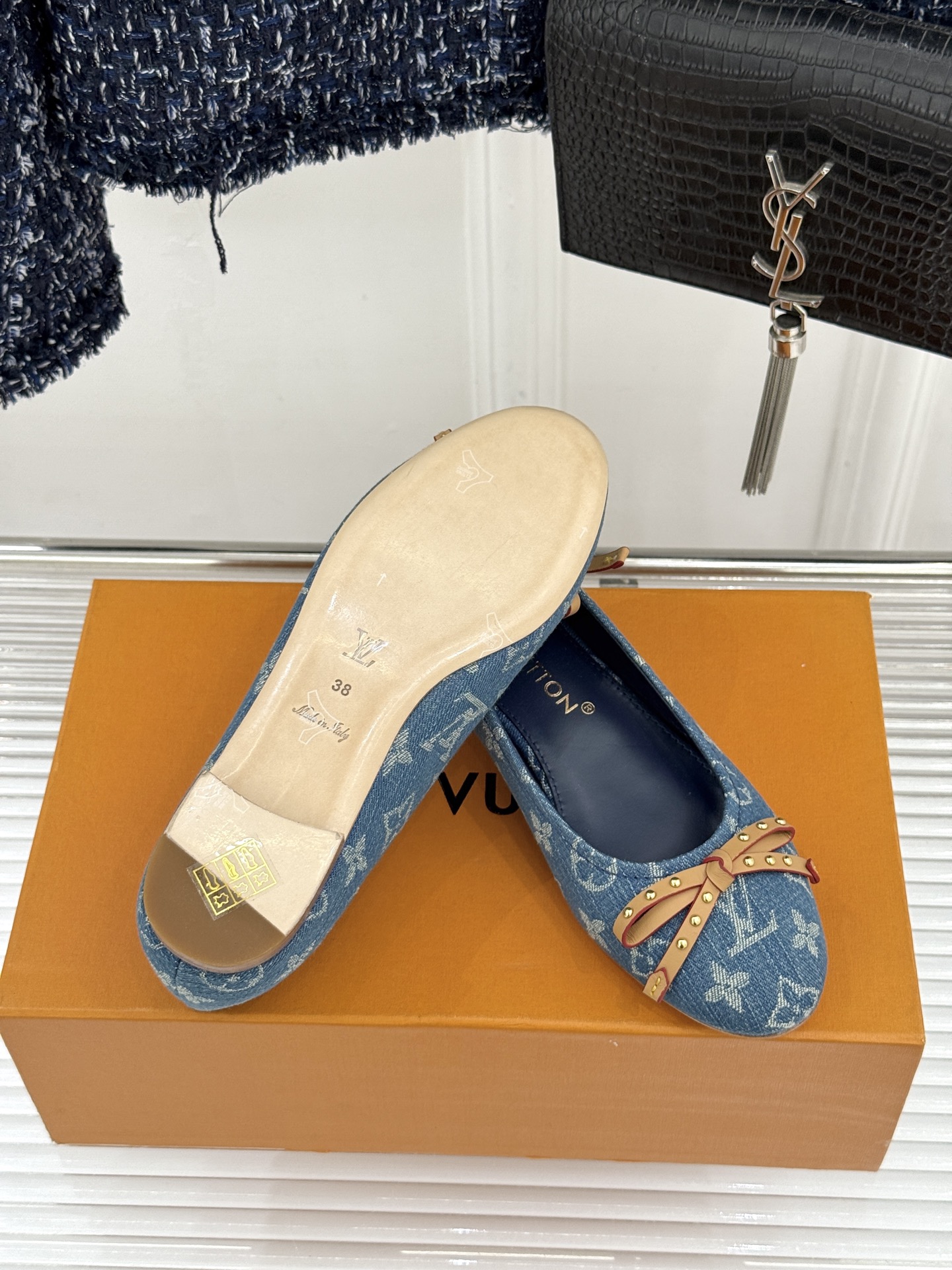 L*V驴家经典老花蝴蝶结芭蕾舞鞋以芭蕾韵律 续写LV经典传奇。将品牌标志性老花与蝴蝶结精妙融合重塑法式优