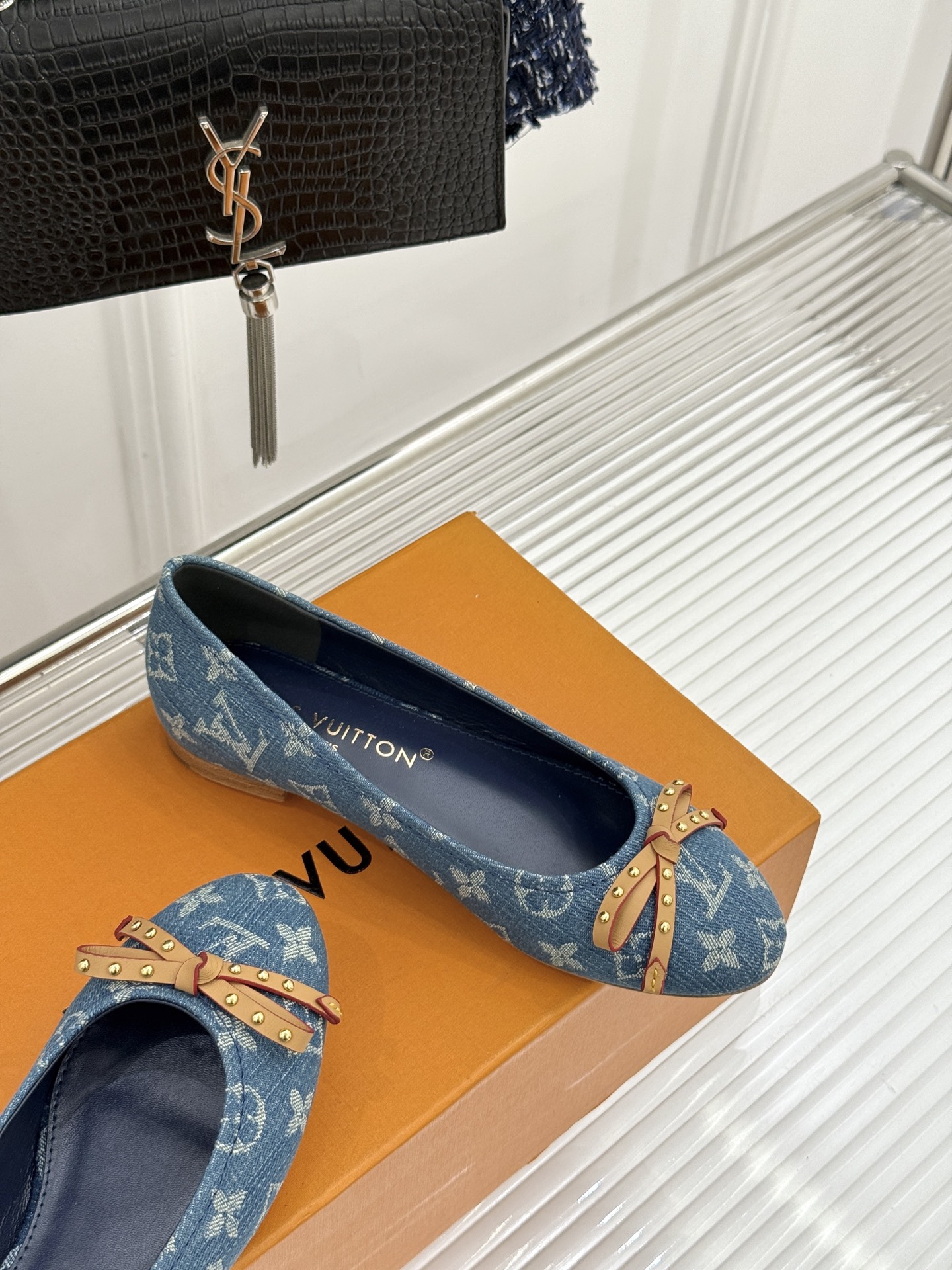 L*V驴家经典老花蝴蝶结芭蕾舞鞋以芭蕾韵律 续写LV经典传奇。将品牌标志性老花与蝴蝶结精妙融合重塑法式优