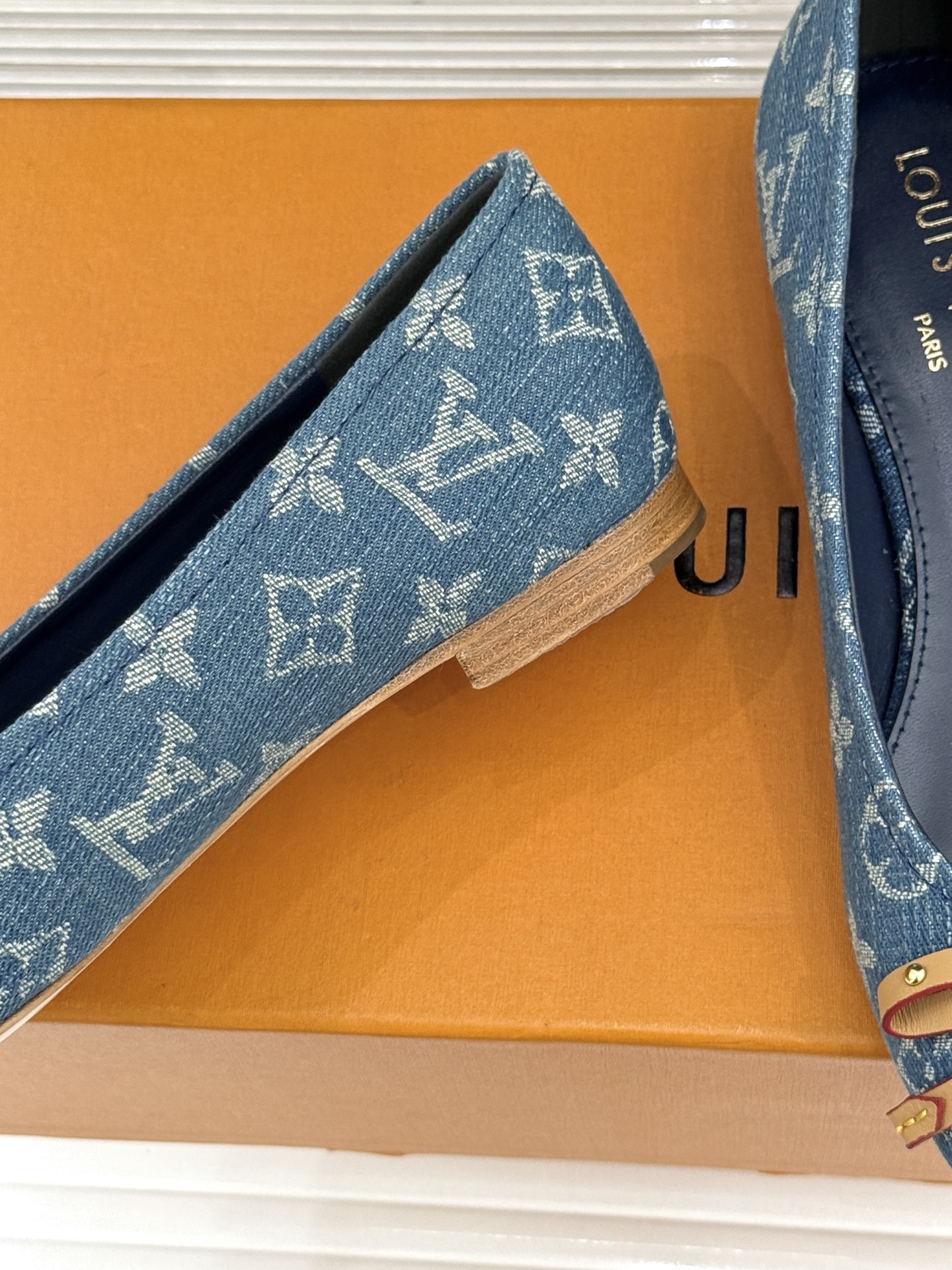 L*V驴家经典老花蝴蝶结芭蕾舞鞋以芭蕾韵律 续写LV经典传奇。将品牌标志性老花与蝴蝶结精妙融合重塑法式优