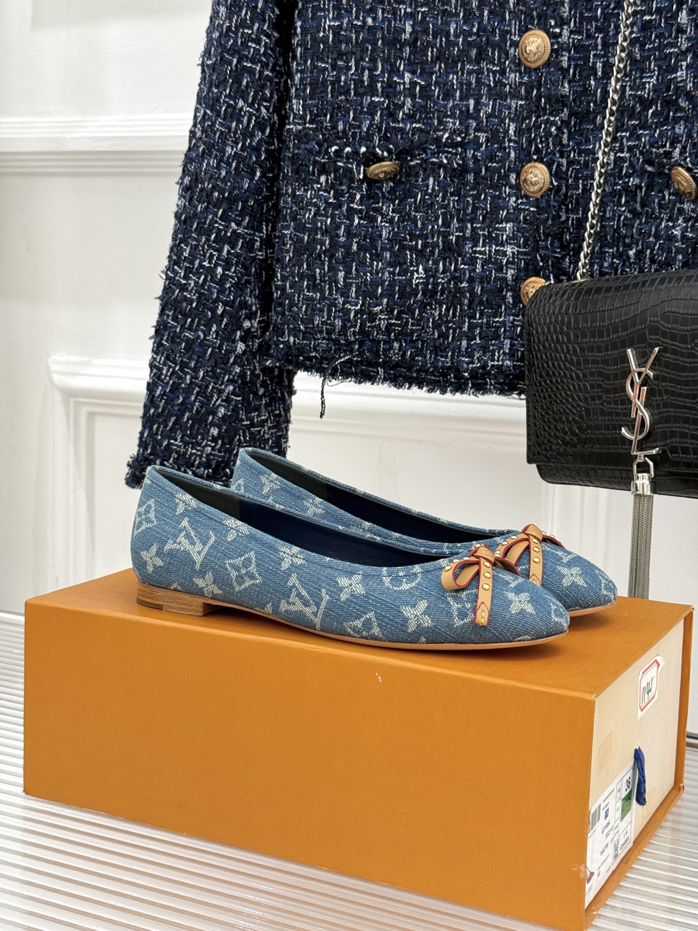 L*V驴家经典老花蝴蝶结芭蕾舞鞋以芭蕾韵律 续写LV经典传奇。将品牌标志性老花与蝴蝶结精妙融合重塑法式优