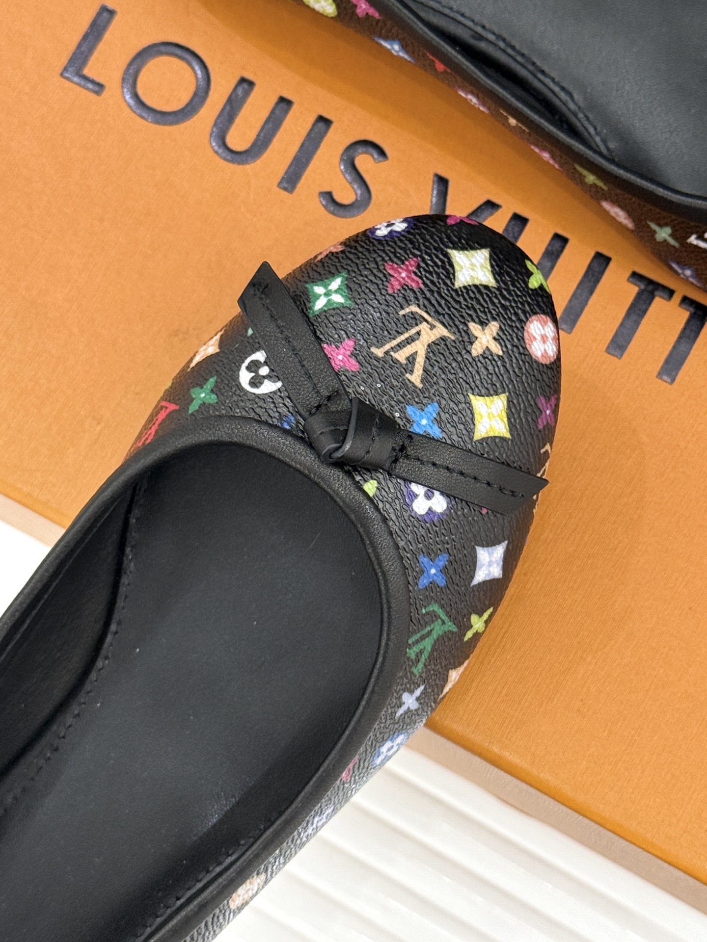 L*V驴家经典老花蝴蝶结芭蕾舞鞋以芭蕾韵律 续写LV经典传奇。将品牌标志性老花与蝴蝶结精妙融合重塑法式优