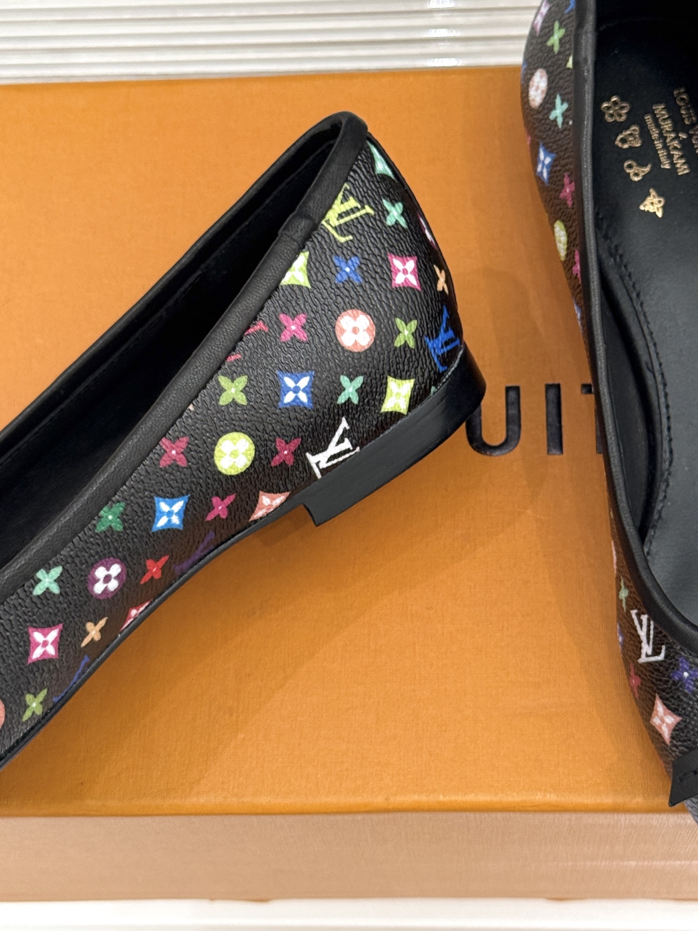 L*V驴家经典老花蝴蝶结芭蕾舞鞋以芭蕾韵律 续写LV经典传奇。将品牌标志性老花与蝴蝶结精妙融合重塑法式优