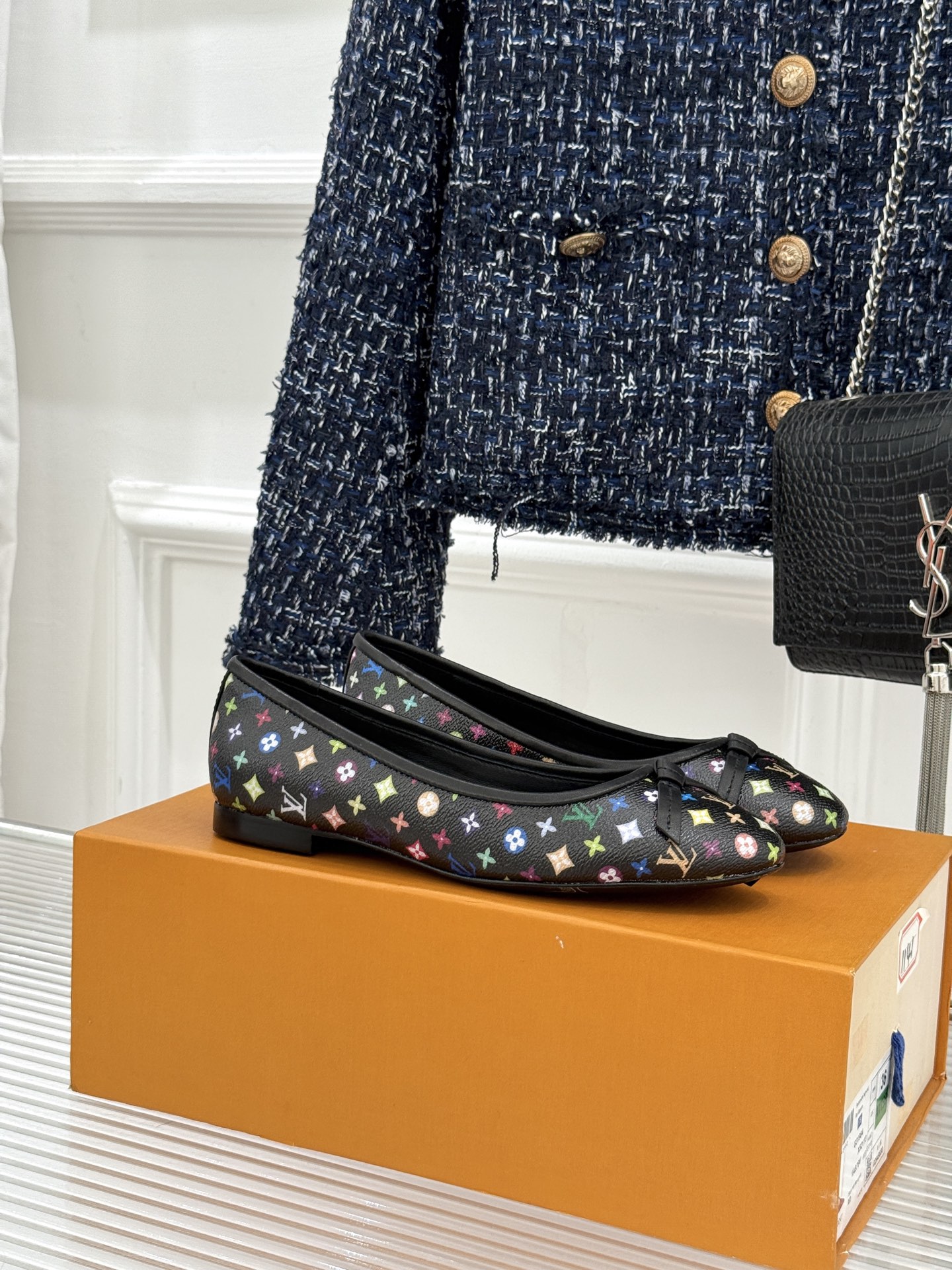 L*V驴家经典老花蝴蝶结芭蕾舞鞋以芭蕾韵律 续写LV经典传奇。将品牌标志性老花与蝴蝶结精妙融合重塑法式优