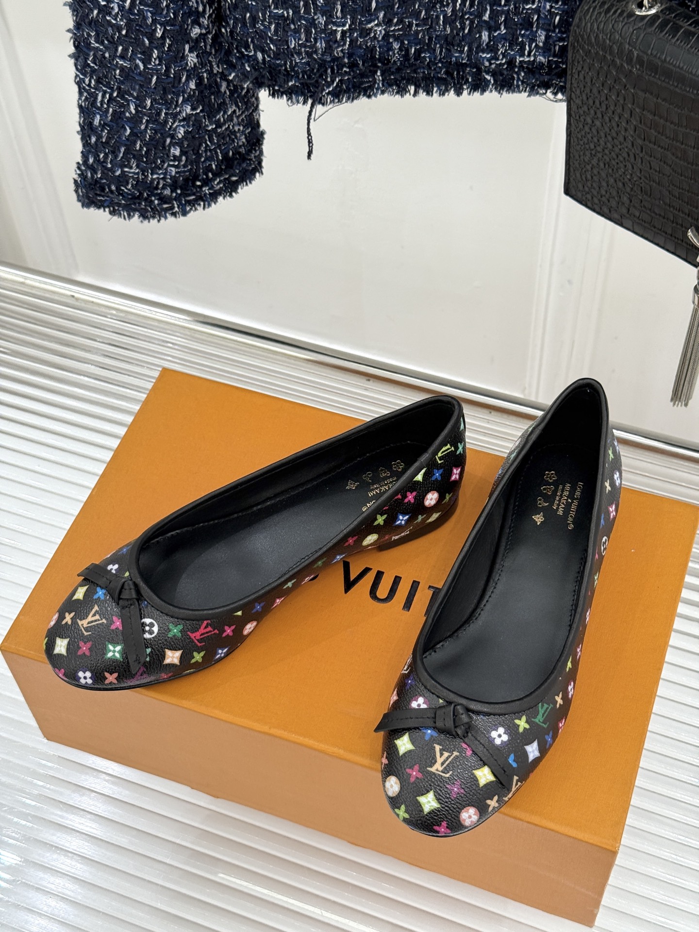 L*V驴家经典老花蝴蝶结芭蕾舞鞋以芭蕾韵律 续写LV经典传奇。将品牌标志性老花与蝴蝶结精妙融合重塑法式优