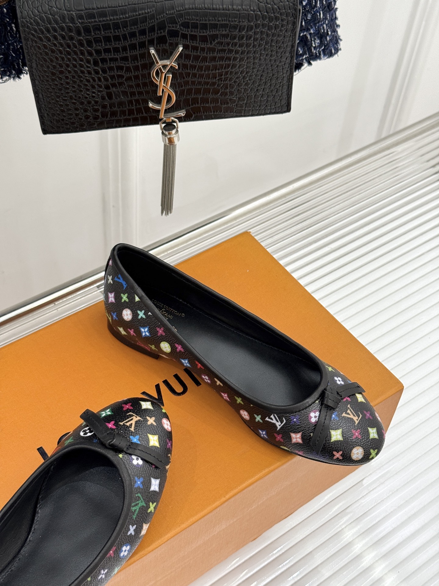 L*V驴家经典老花蝴蝶结芭蕾舞鞋以芭蕾韵律 续写LV经典传奇。将品牌标志性老花与蝴蝶结精妙融合重塑法式优