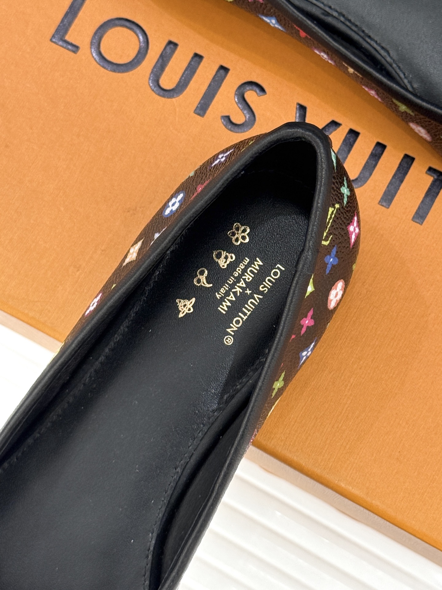 L*V驴家经典老花蝴蝶结芭蕾舞鞋以芭蕾韵律 续写LV经典传奇。将品牌标志性老花与蝴蝶结精妙融合重塑法式优